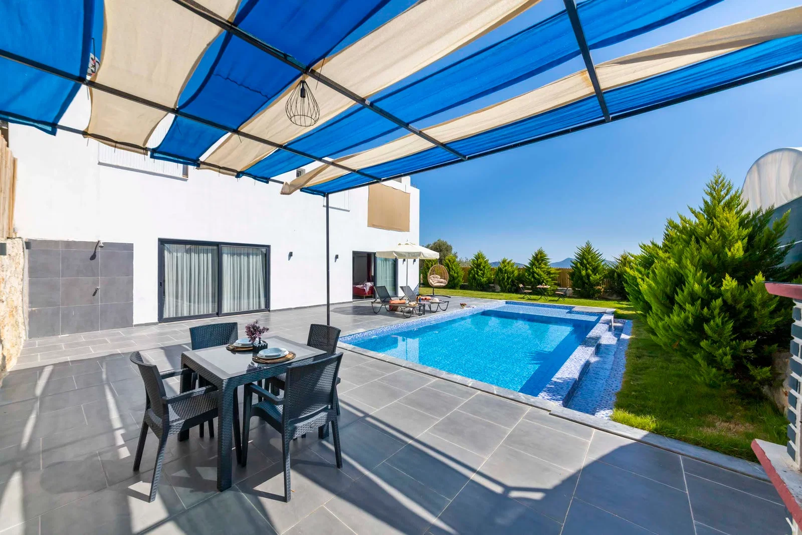 Çayköy’de Balayı Çiftlerine Uygun, Korunaklı Havuzlu, 2 Kişilik, Kiralık Villa
