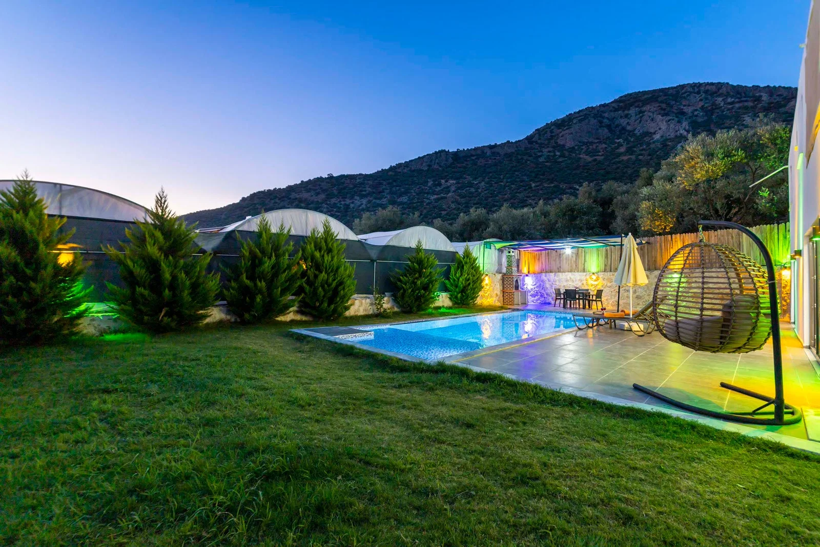 Çayköy’de Balayı Çiftlerine Uygun, Korunaklı Havuzlu, 2 Kişilik, Kiralık Villa