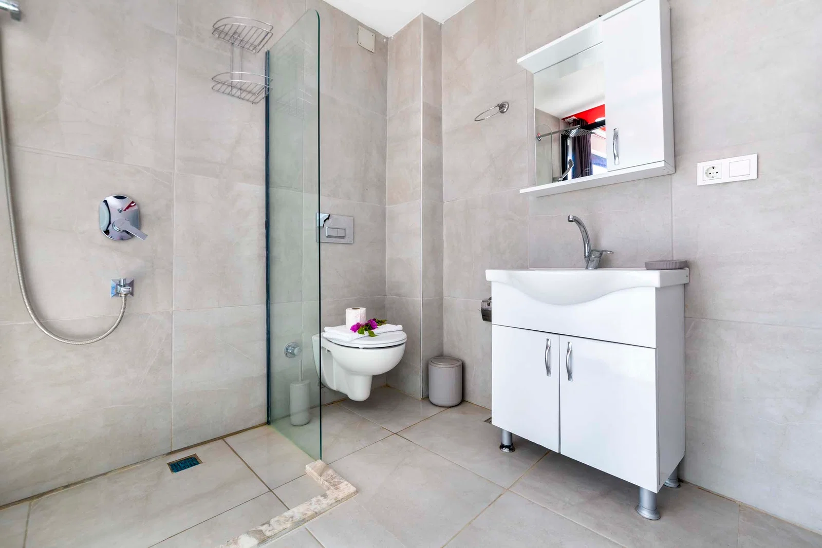 Çayköy’de Balayı Çiftlerine Uygun, Korunaklı Havuzlu, 2 Kişilik, Kiralık Villa