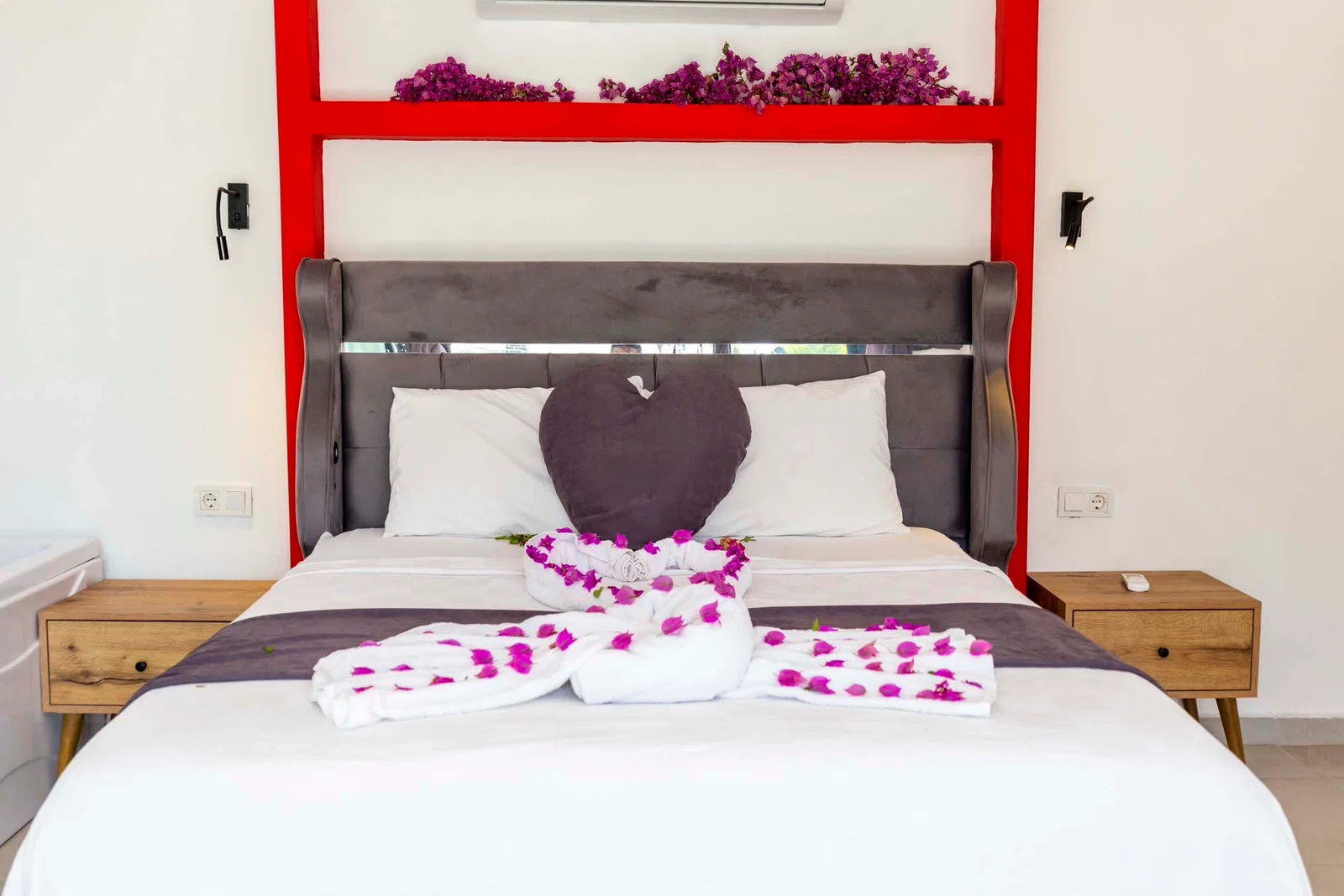 Çayköy’de Balayı Çiftlerine Uygun, Korunaklı Havuzlu, 2 Kişilik, Kiralık Villa