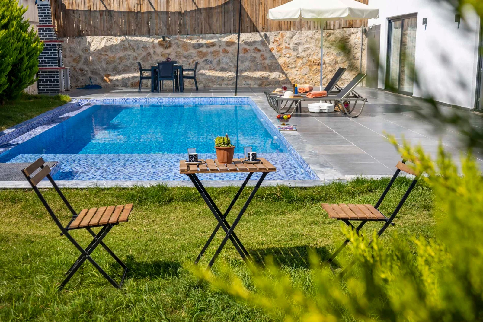 Çayköy’de Balayı Çiftlerine Uygun, Korunaklı Havuzlu, 2 Kişilik, Kiralık Villa