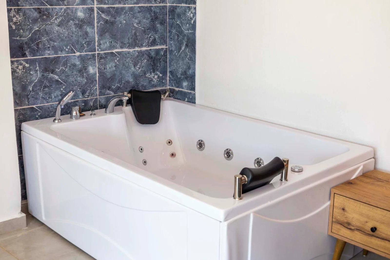 Çayköy’de Balayı Çiftlerine Uygun, Korunaklı Havuzlu, 2 Kişilik, Kiralık Villa
