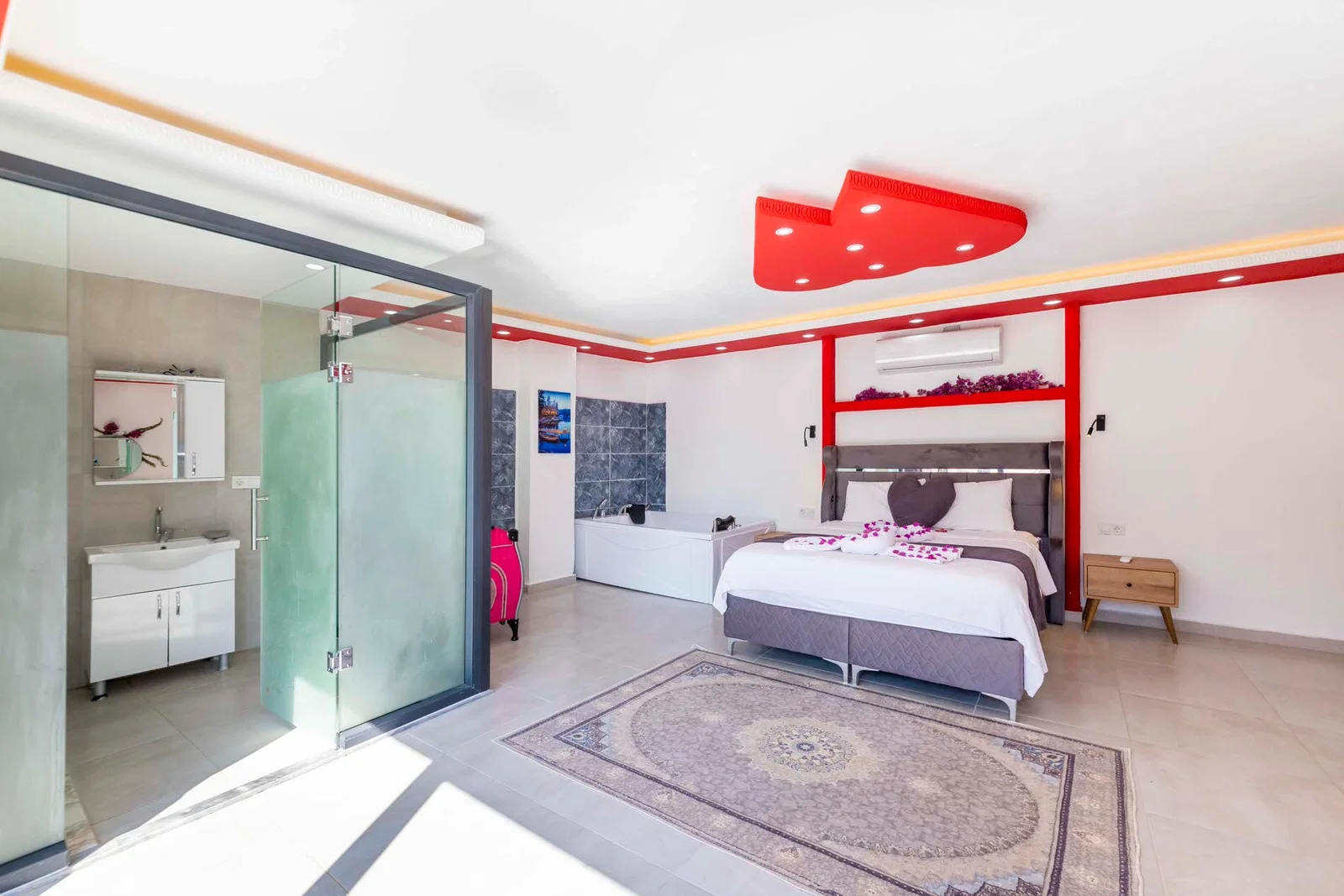 Çayköy’de Balayı Çiftlerine Uygun, Korunaklı Havuzlu, 2 Kişilik, Kiralık Villa