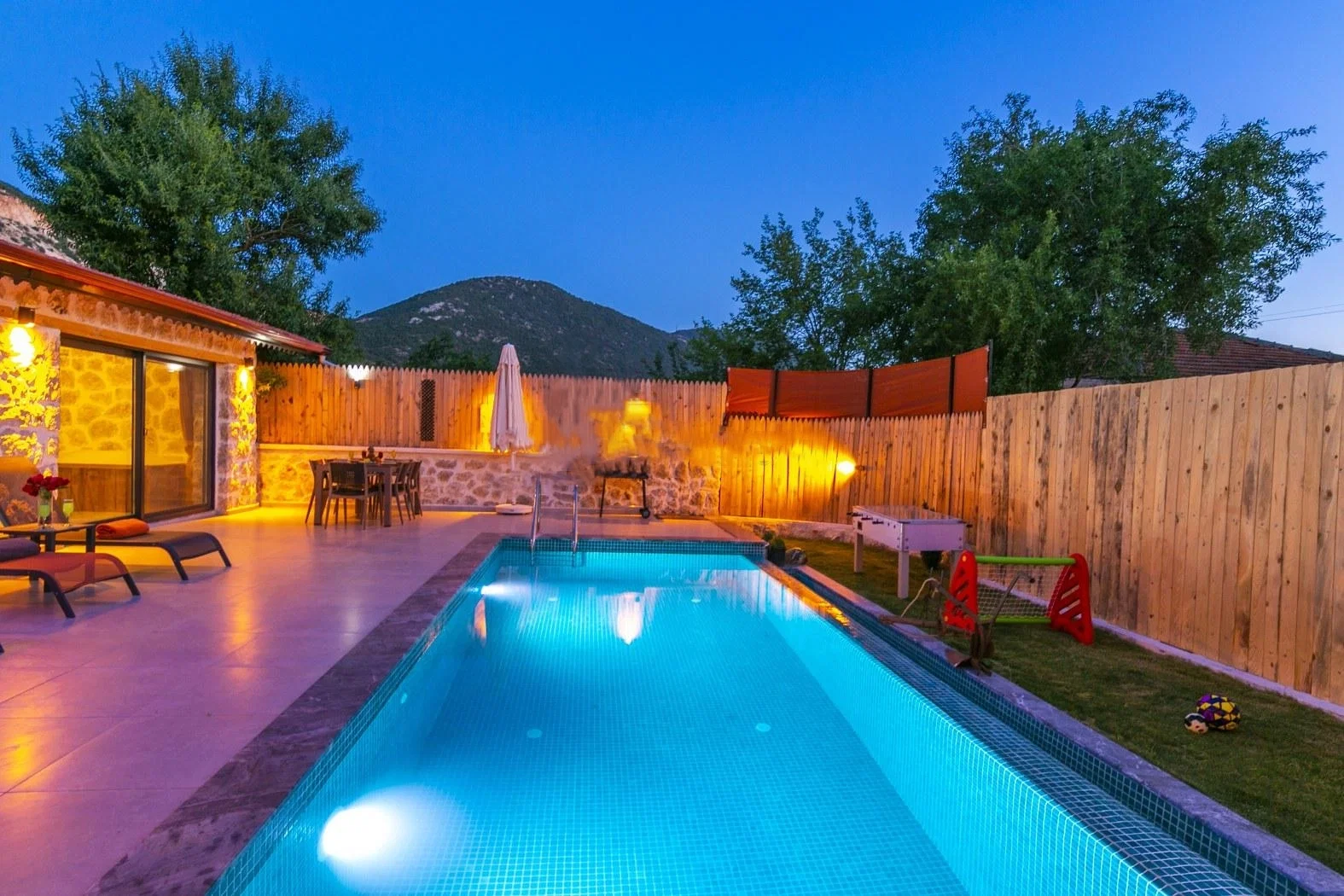 Bezirgan’da Korunaklı, Isıtmalı Havuzlu, 4 Kişilik, Kiralık Villa