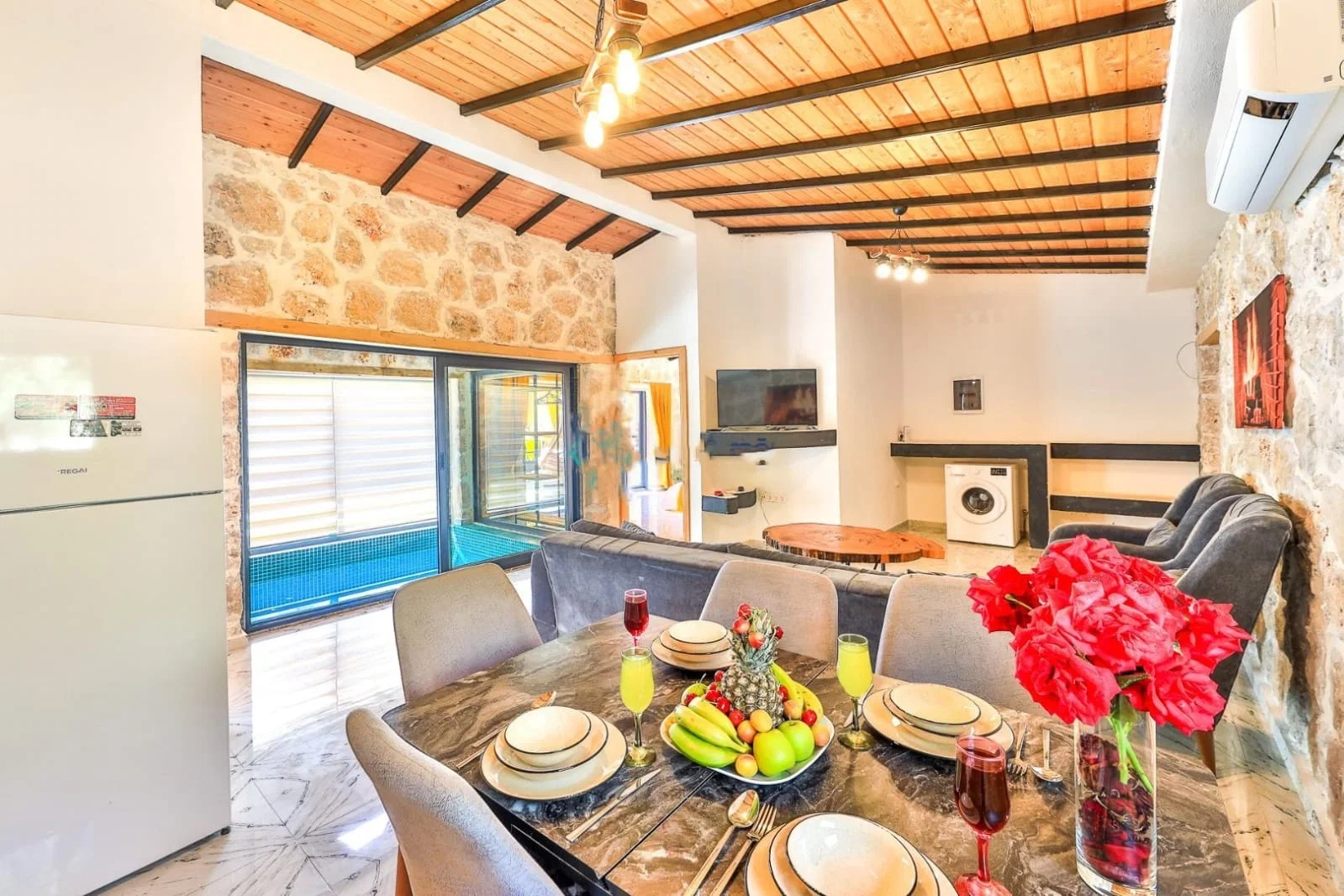 Bezirgan’da Korunaklı, Isıtmalı Havuzlu, 4 Kişilik, Kiralık Villa