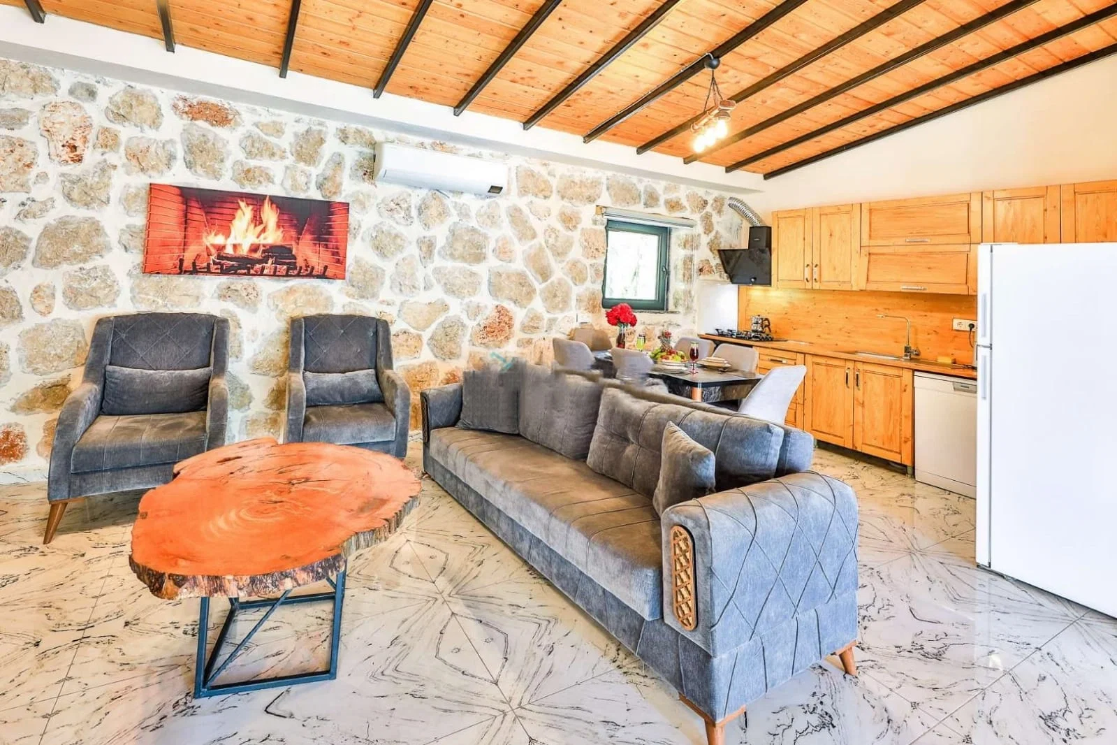 Bezirgan’da Korunaklı, Isıtmalı Havuzlu, 4 Kişilik, Kiralık Villa