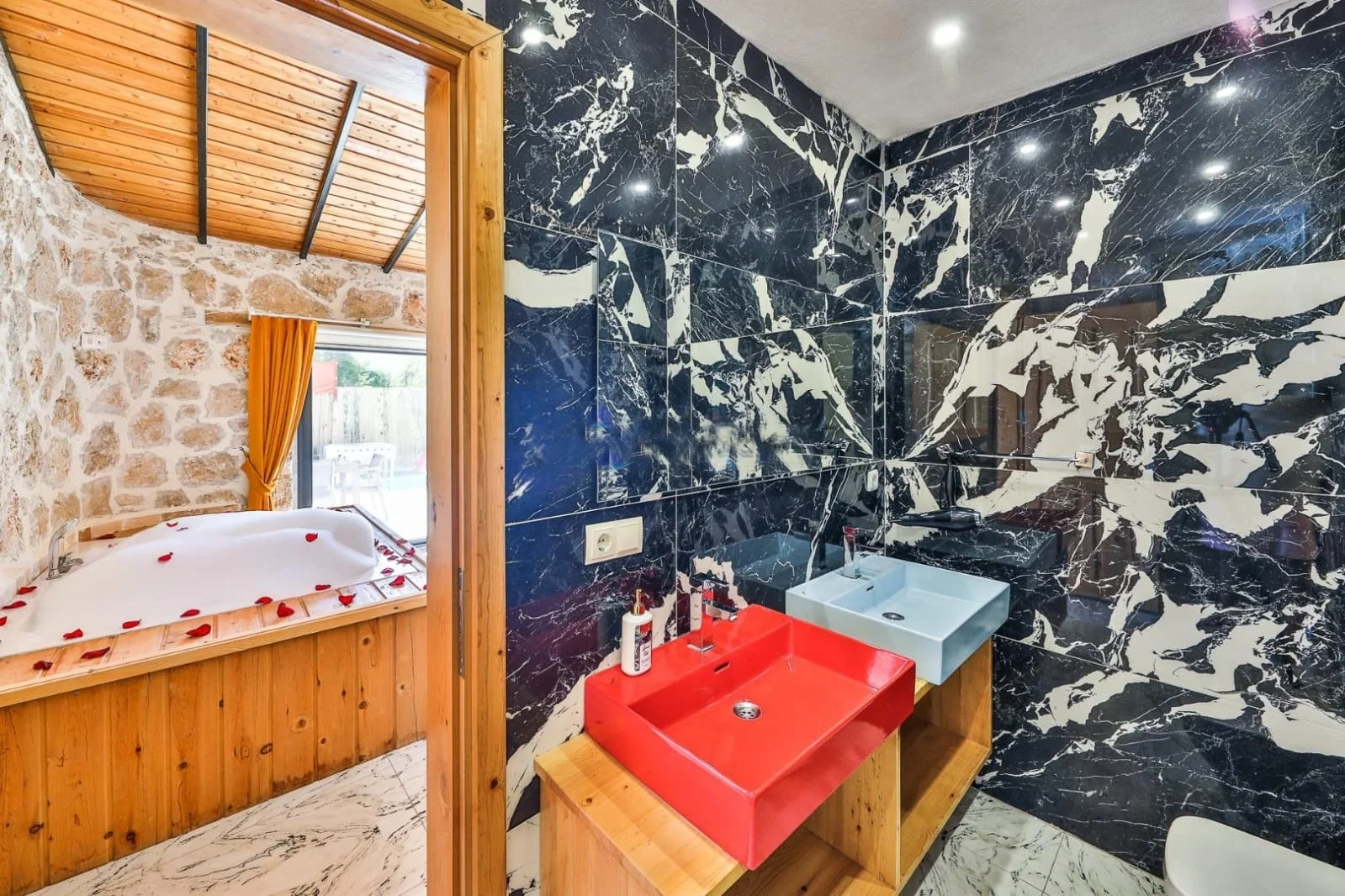 Bezirgan’da Korunaklı, Isıtmalı Havuzlu, 4 Kişilik, Kiralık Villa