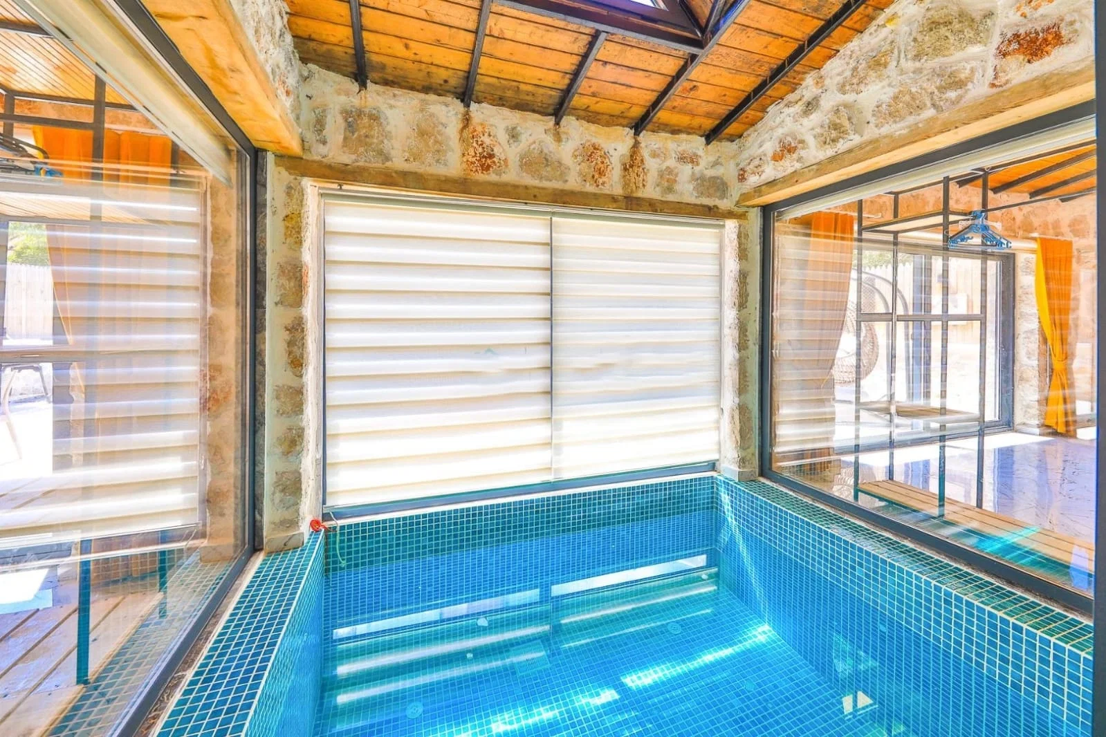 Bezirgan’da Korunaklı, Isıtmalı Havuzlu, 4 Kişilik, Kiralık Villa