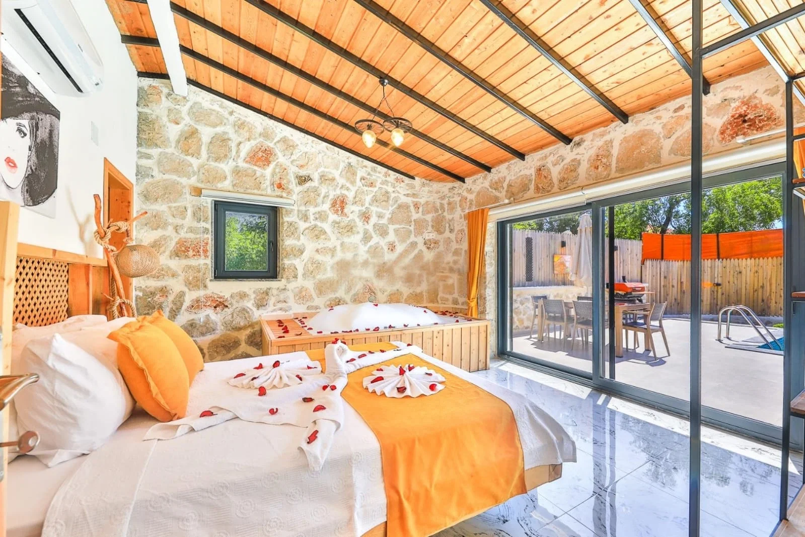 Bezirgan’da Korunaklı, Isıtmalı Havuzlu, 4 Kişilik, Kiralık Villa