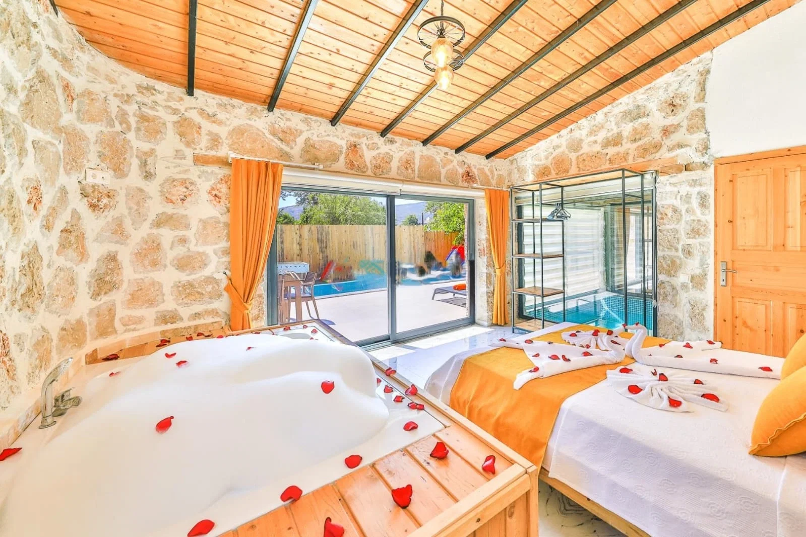Bezirgan’da Korunaklı, Isıtmalı Havuzlu, 4 Kişilik, Kiralık Villa