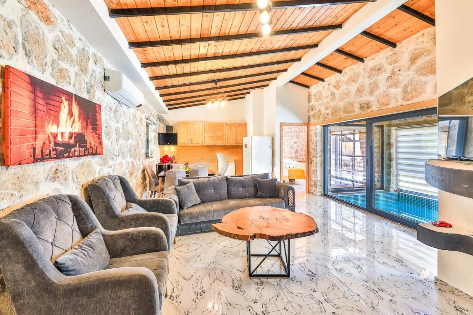 Bezirgan’da Korunaklı, Isıtmalı Havuzlu, 4 Kişilik, Kiralık Villa