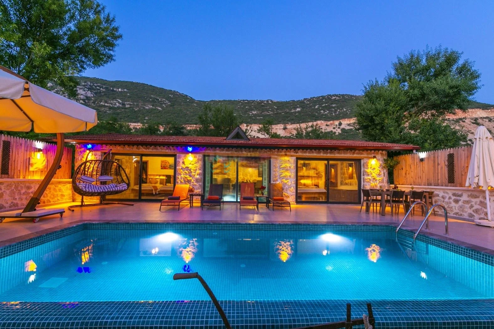 Bezirgan’da Korunaklı, Isıtmalı Havuzlu, 4 Kişilik, Kiralık Villa