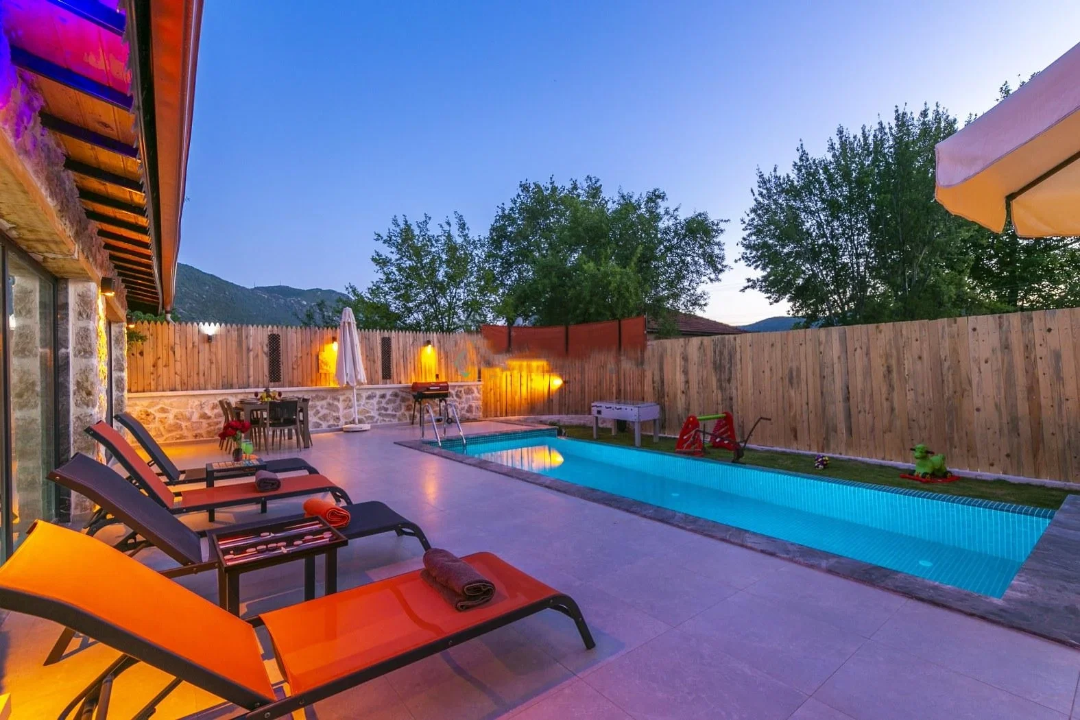Bezirgan’da Korunaklı, Isıtmalı Havuzlu, 4 Kişilik, Kiralık Villa