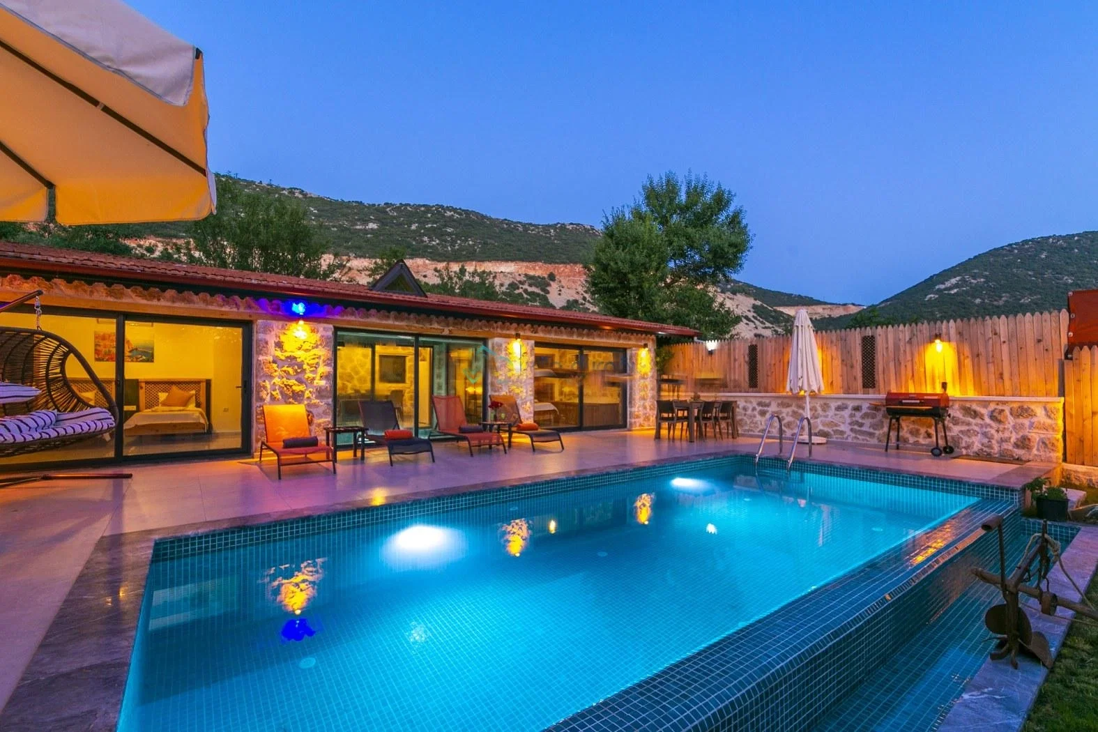 Bezirgan’da Korunaklı, Isıtmalı Havuzlu, 4 Kişilik, Kiralık Villa