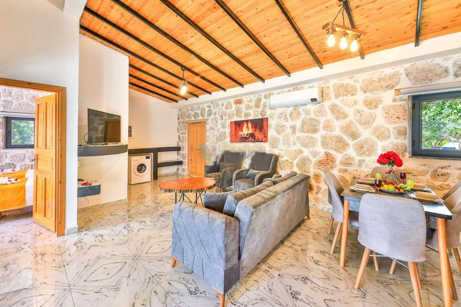 Bezirgan’da Korunaklı, Isıtmalı Havuzlu, 4 Kişilik, Kiralık Villa
