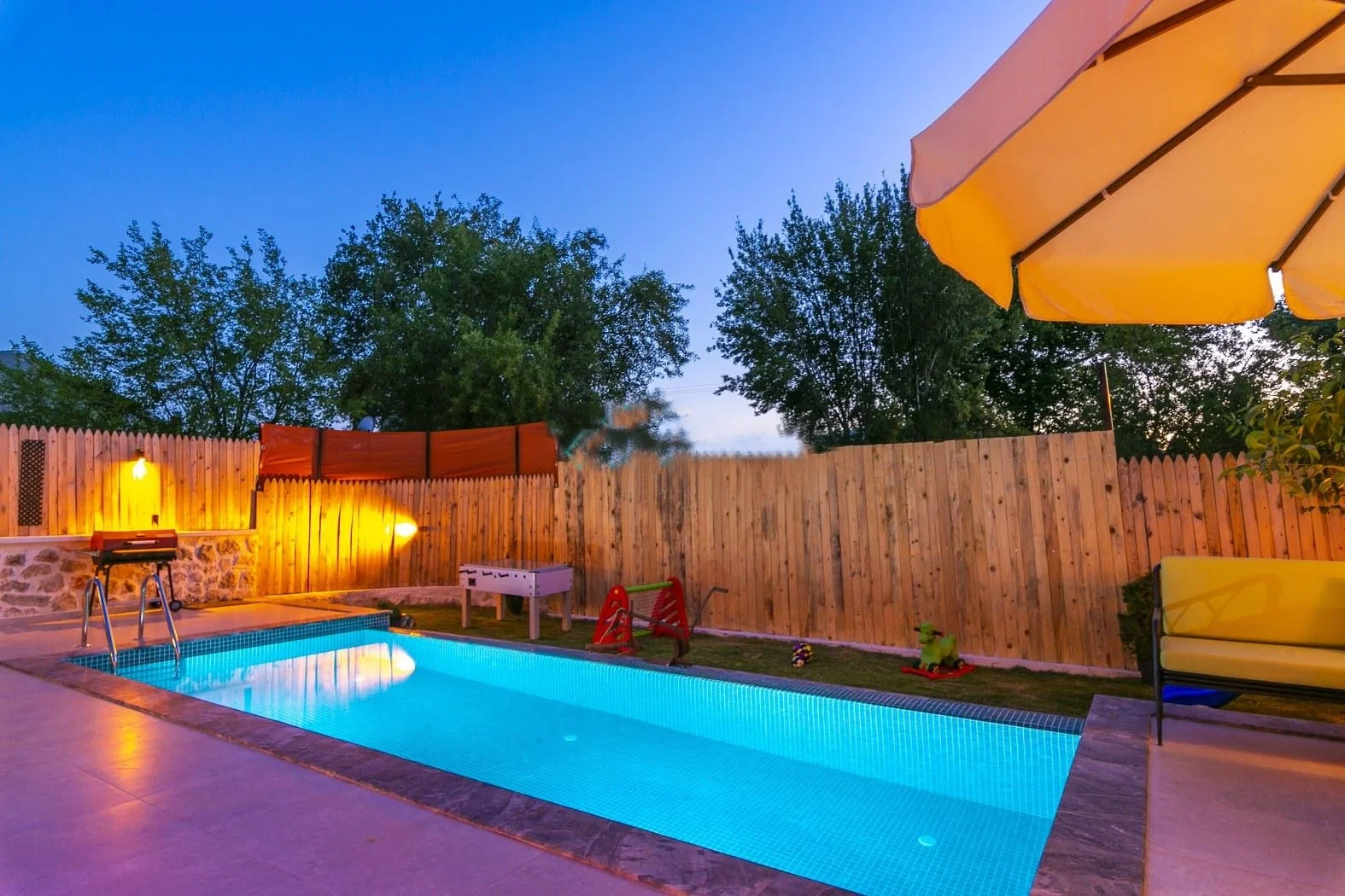 Bezirgan’da Korunaklı, Isıtmalı Havuzlu, 4 Kişilik, Kiralık Villa