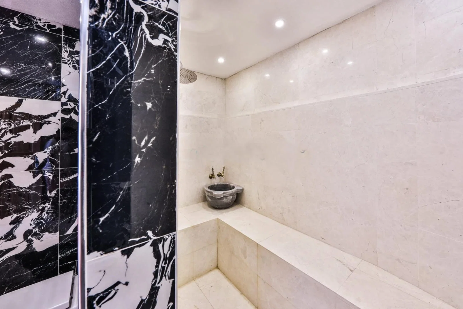 Bezirgan’da Korunaklı, Isıtmalı Havuzlu, 4 Kişilik, Kiralık Villa
