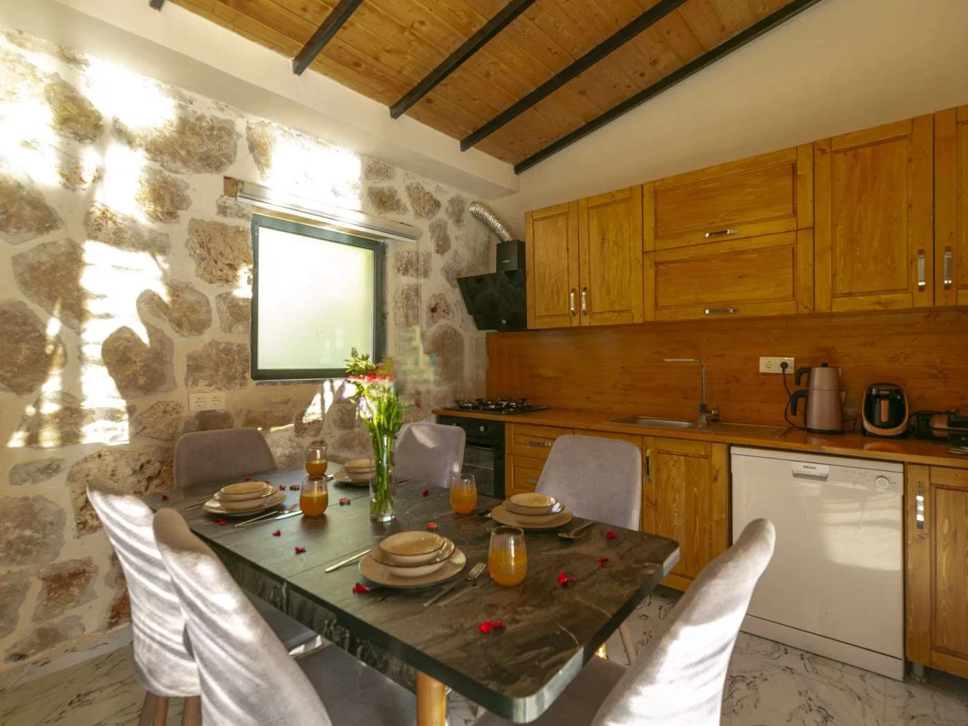 Bezirgan’da Korunaklı, Isıtmalı Havuzlu, 4 Kişilik, Kiralık Villa