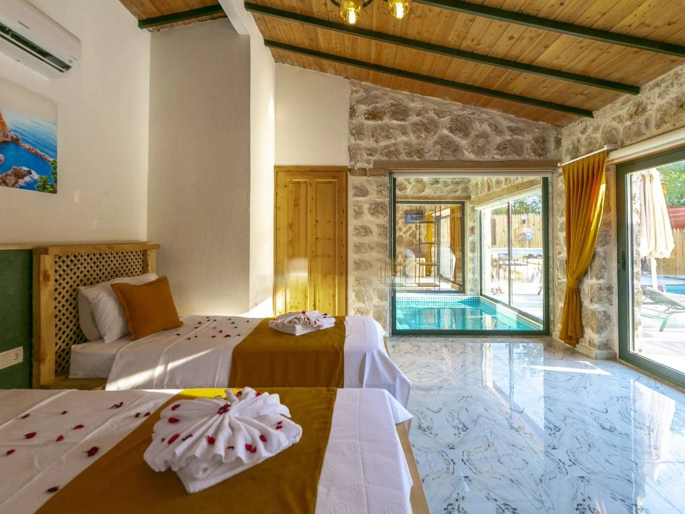 Bezirgan’da Korunaklı, Isıtmalı Havuzlu, 4 Kişilik, Kiralık Villa