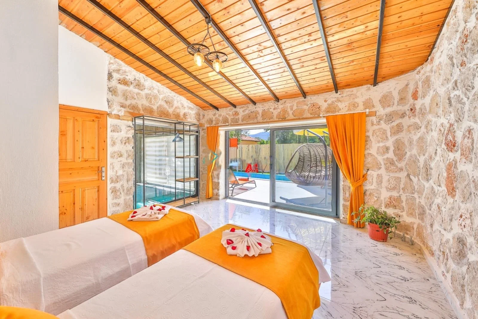Bezirgan’da Korunaklı, Isıtmalı Havuzlu, 4 Kişilik, Kiralık Villa