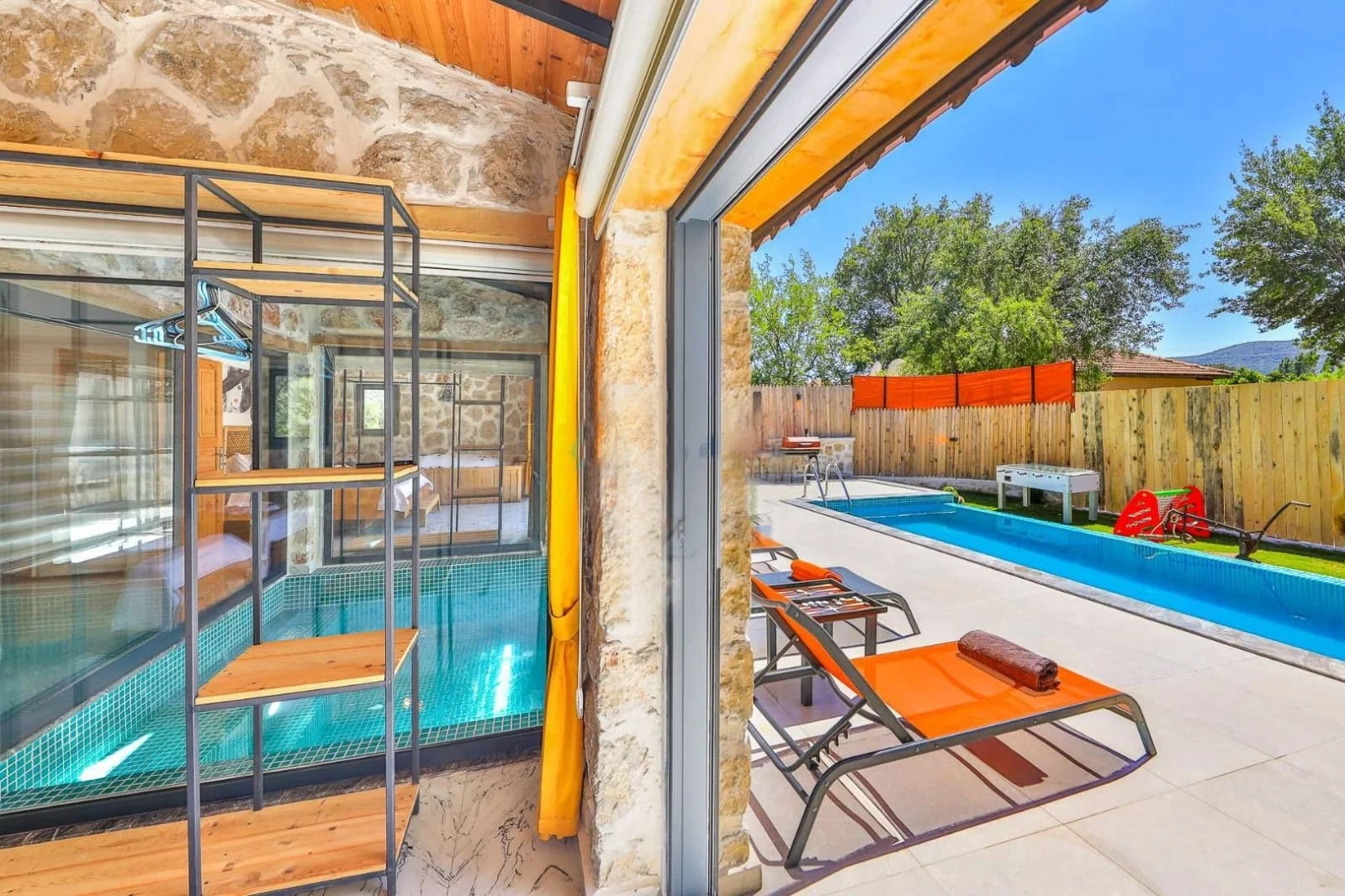 Bezirgan’da Korunaklı, Isıtmalı Havuzlu, 4 Kişilik, Kiralık Villa