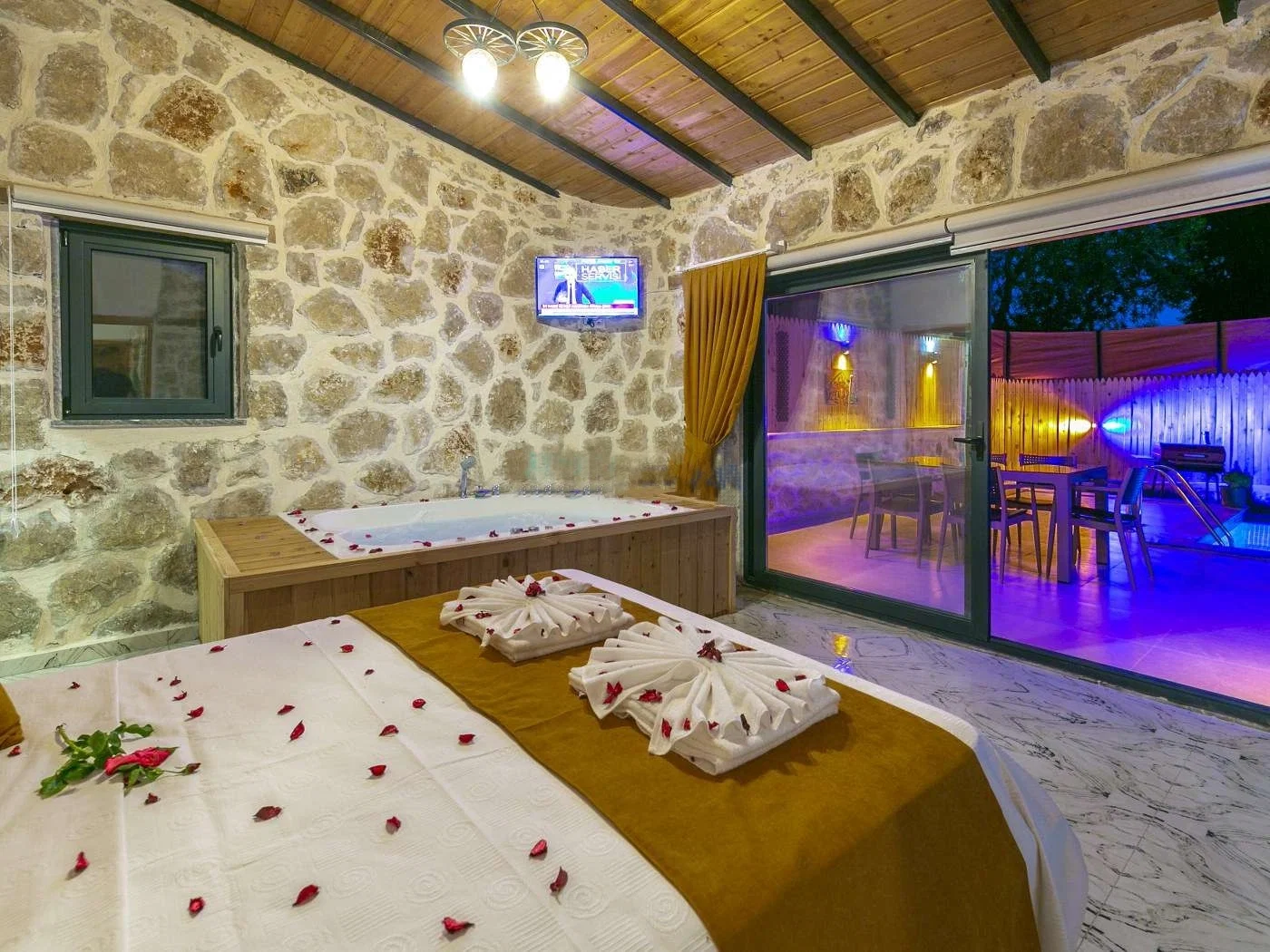 Bezirgan’da Korunaklı, Isıtmalı Havuzlu, 4 Kişilik, Kiralık Villa