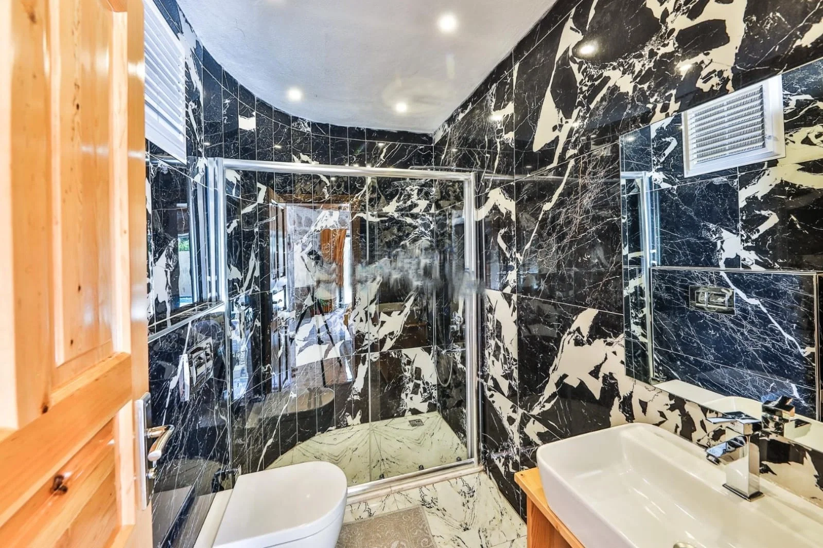 Bezirgan’da Korunaklı, Isıtmalı Havuzlu, 4 Kişilik, Kiralık Villa