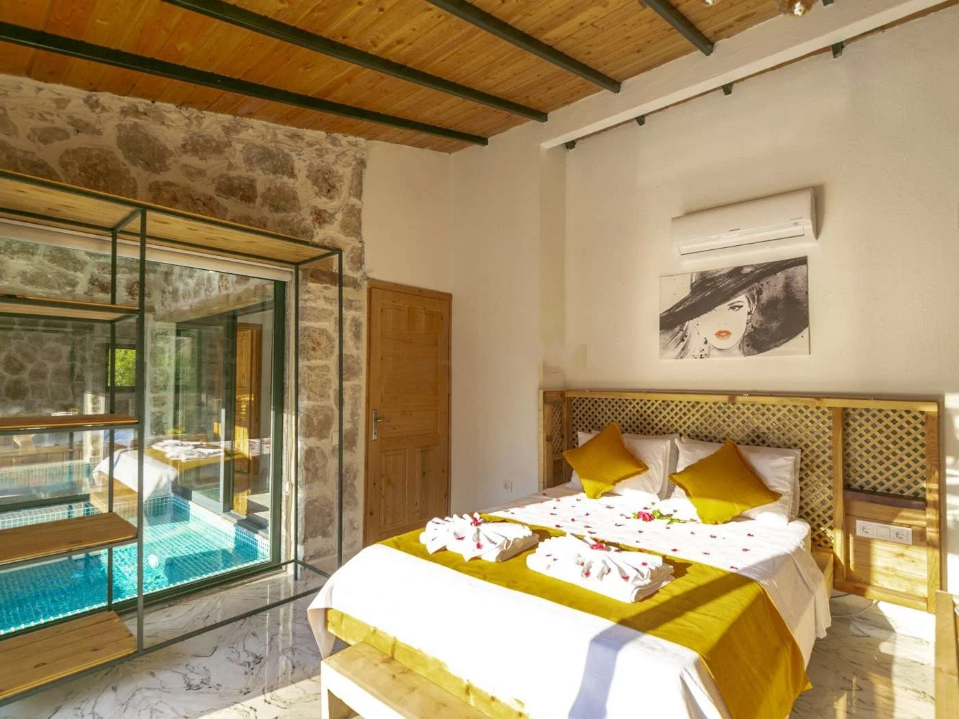 Bezirgan’da Korunaklı, Isıtmalı Havuzlu, 4 Kişilik, Kiralık Villa