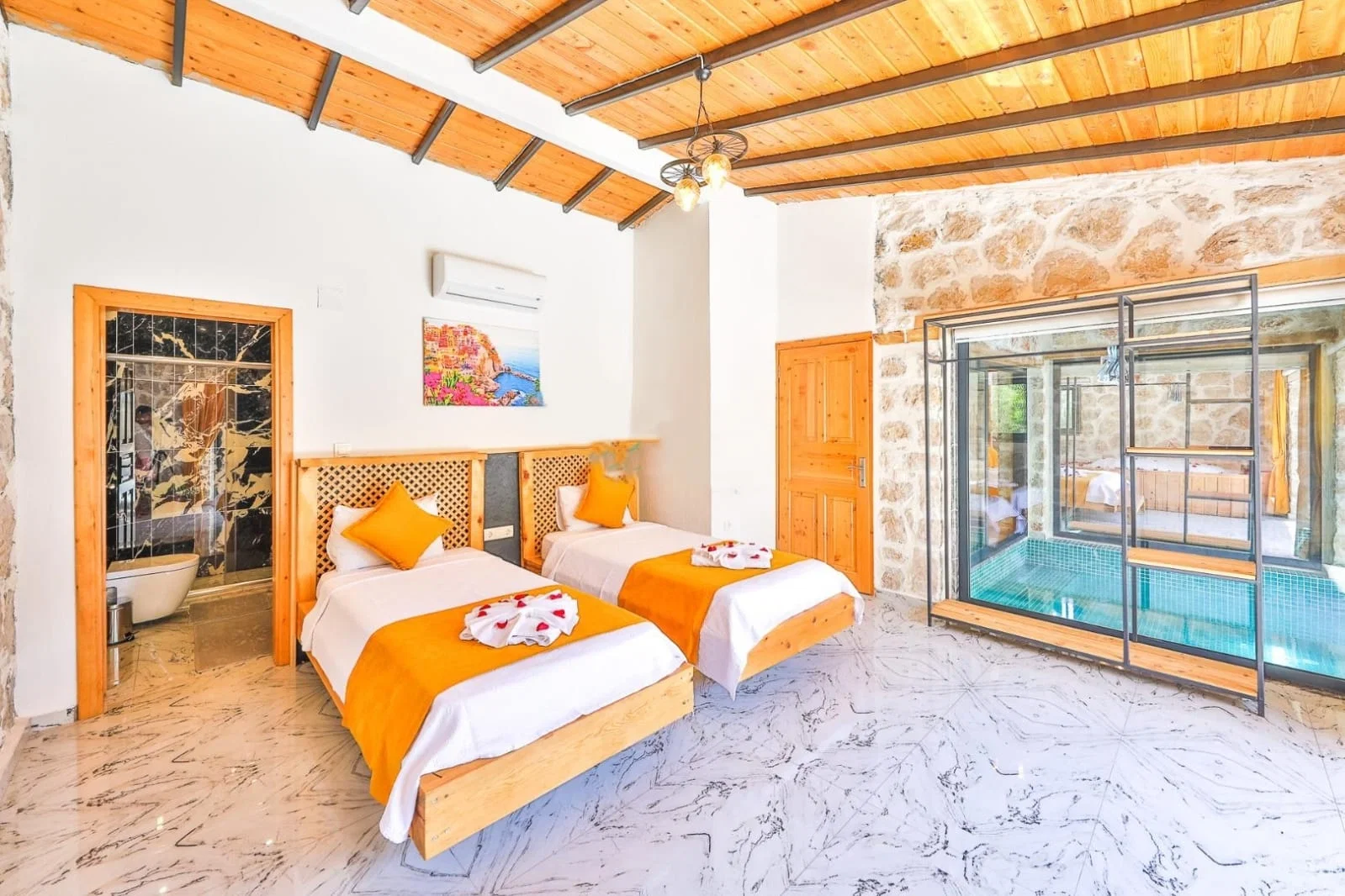 Bezirgan’da Korunaklı, Isıtmalı Havuzlu, 4 Kişilik, Kiralık Villa