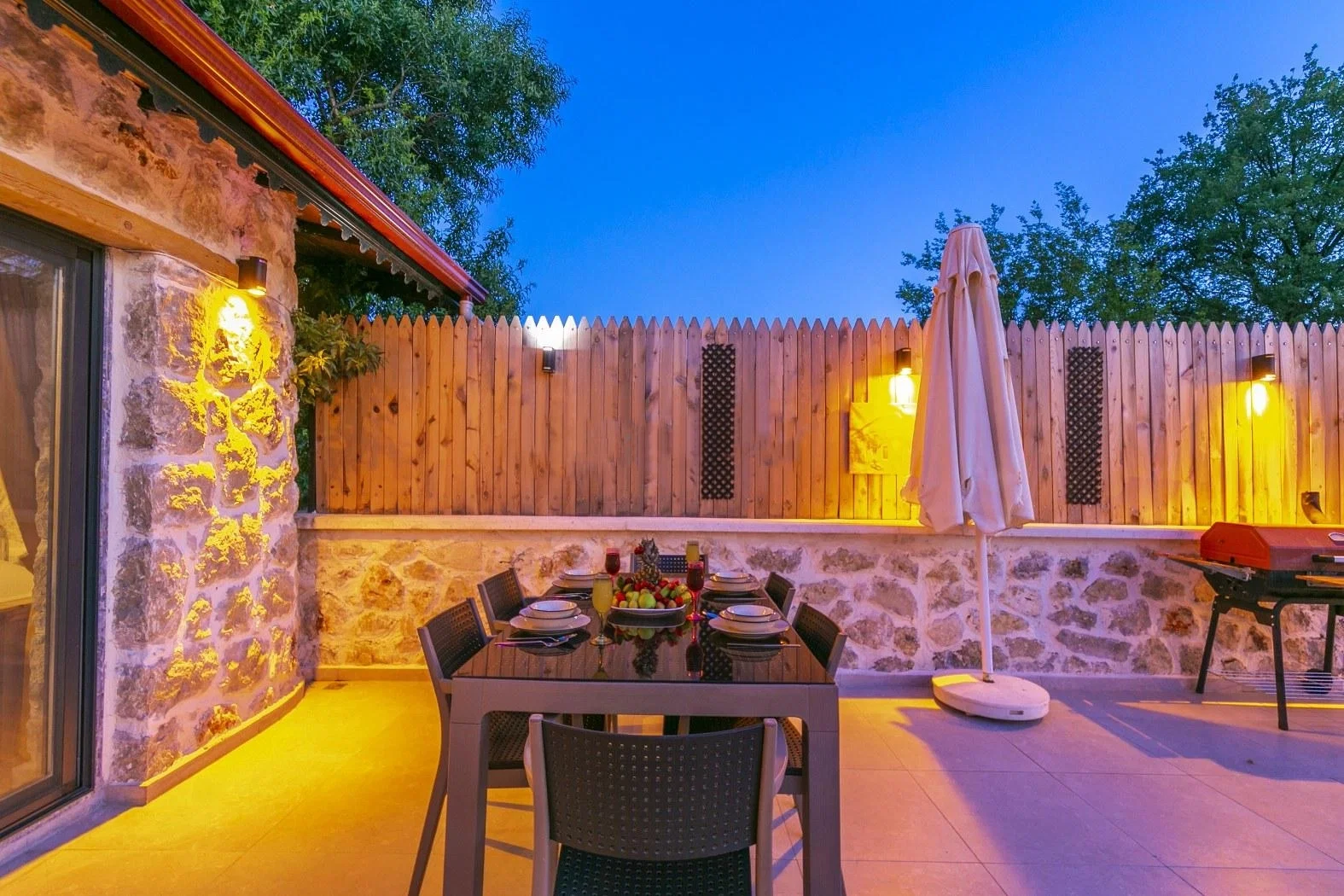 Bezirgan’da Korunaklı, Isıtmalı Havuzlu, 4 Kişilik, Kiralık Villa