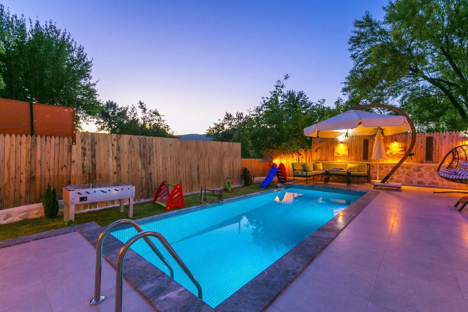 Bezirgan’da Korunaklı, Isıtmalı Havuzlu, 4 Kişilik, Kiralık Villa