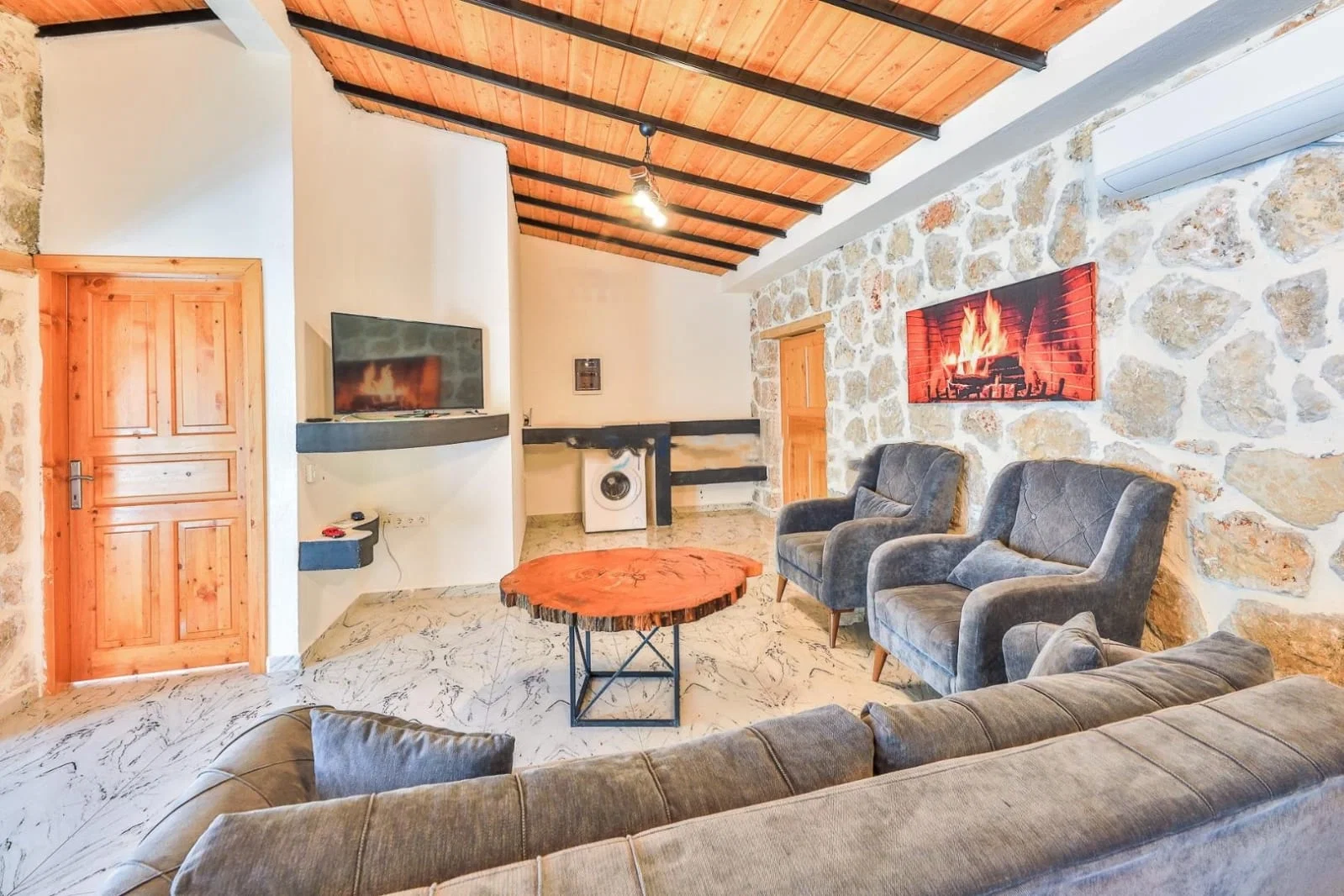 Bezirgan’da Korunaklı, Isıtmalı Havuzlu, 4 Kişilik, Kiralık Villa