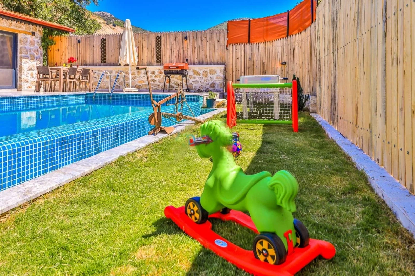 Bezirgan’da Korunaklı, Isıtmalı Havuzlu, 4 Kişilik, Kiralık Villa