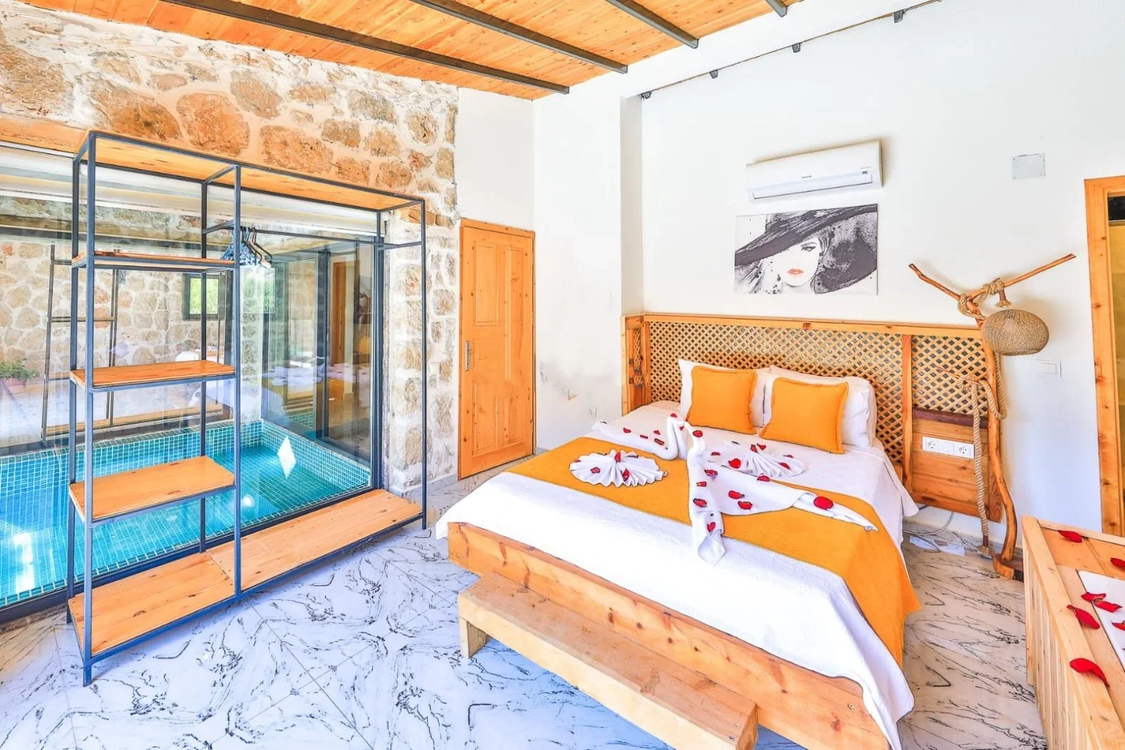 Bezirgan’da Korunaklı, Isıtmalı Havuzlu, 4 Kişilik, Kiralık Villa