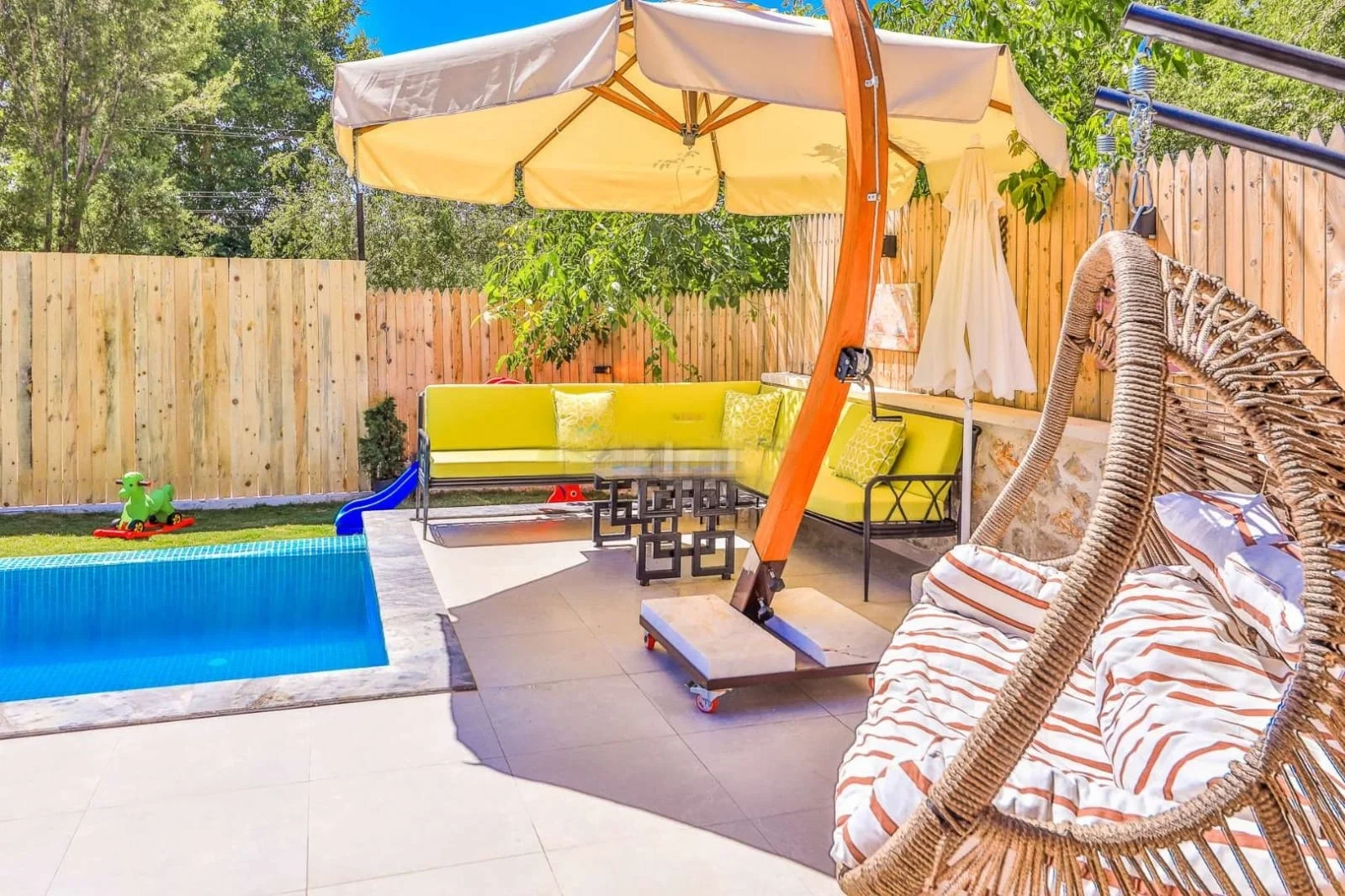 Bezirgan’da Korunaklı, Isıtmalı Havuzlu, 4 Kişilik, Kiralık Villa
