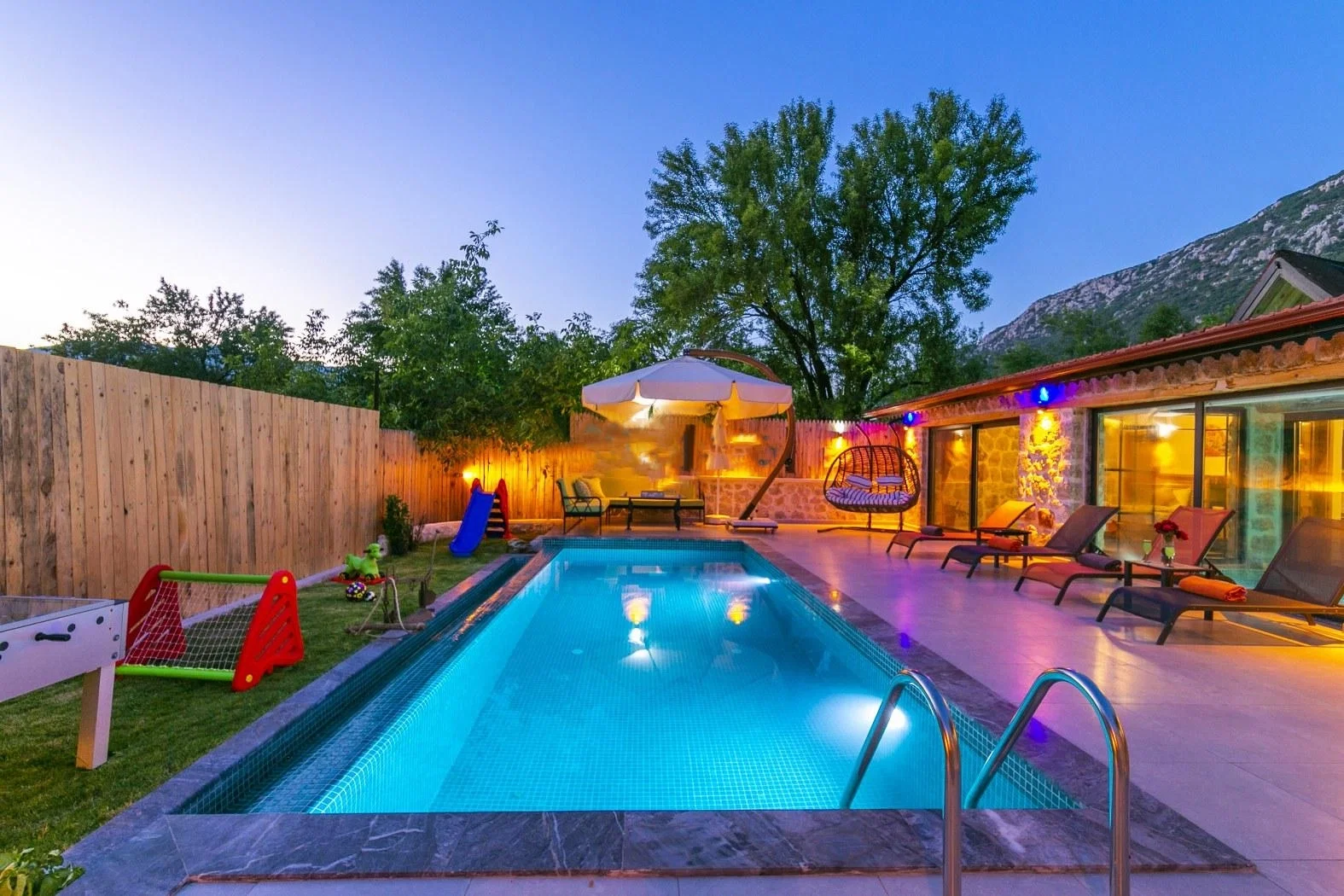 Bezirgan’da Korunaklı, Isıtmalı Havuzlu, 4 Kişilik, Kiralık Villa