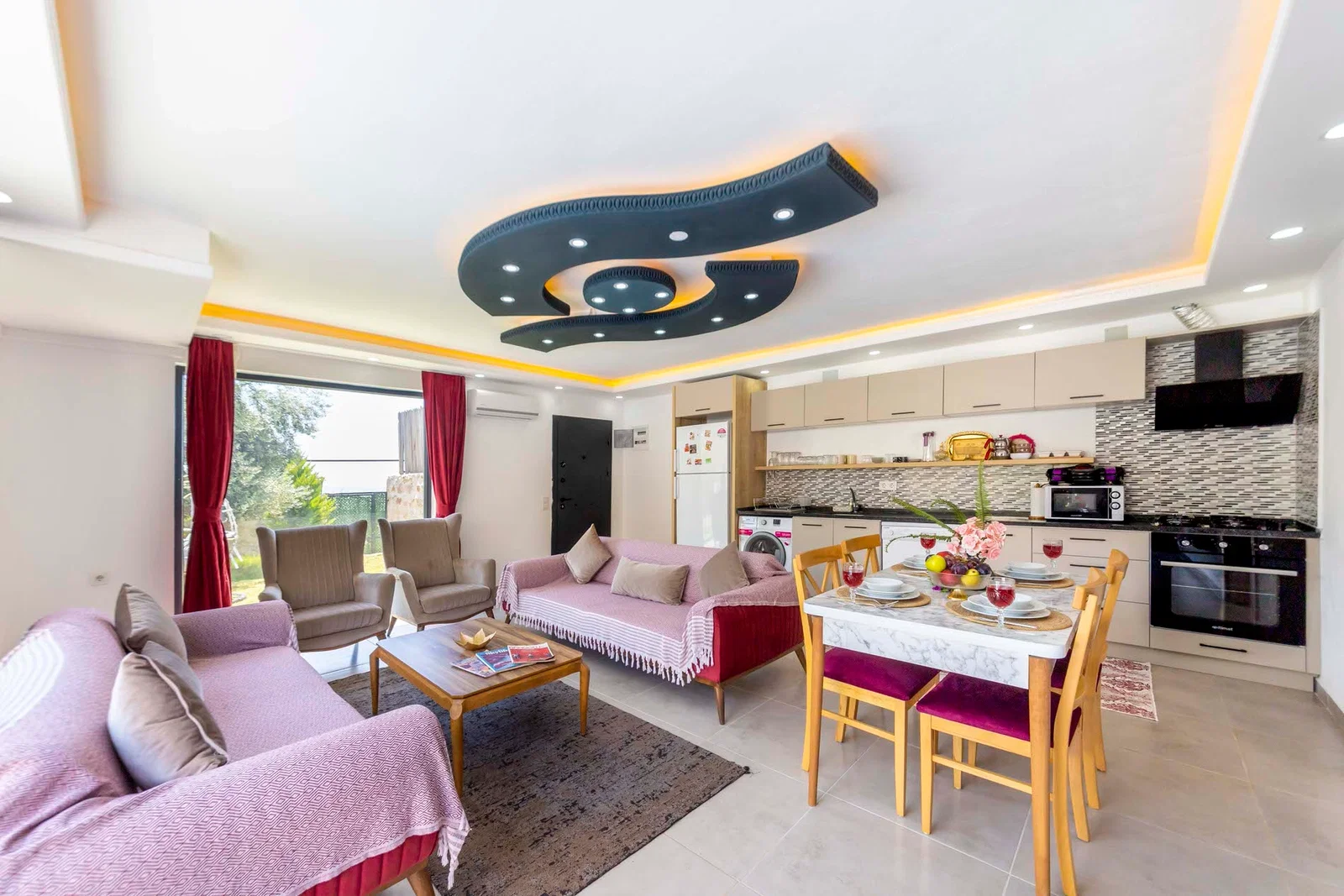 Çayköy’de Balayı Çiftlerine Uygun, Korunaklı Havuzlu, 1 Yatak Odalı, Kiralık Villa