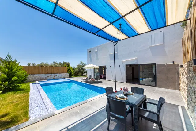 Çayköy’de Balayı Çiftlerine Uygun, Korunaklı Havuzlu, 1 Yatak Odalı, Kiralık Villa