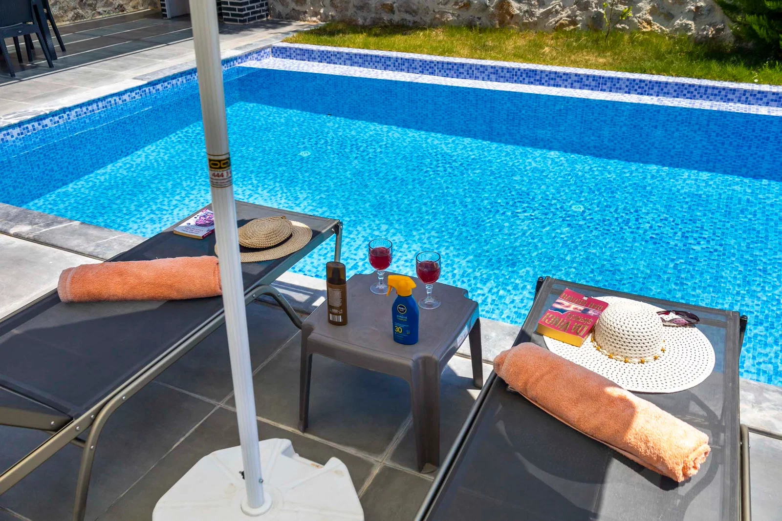Çayköy’de Balayı Çiftlerine Uygun, Korunaklı Havuzlu, 1 Yatak Odalı, Kiralık Villa