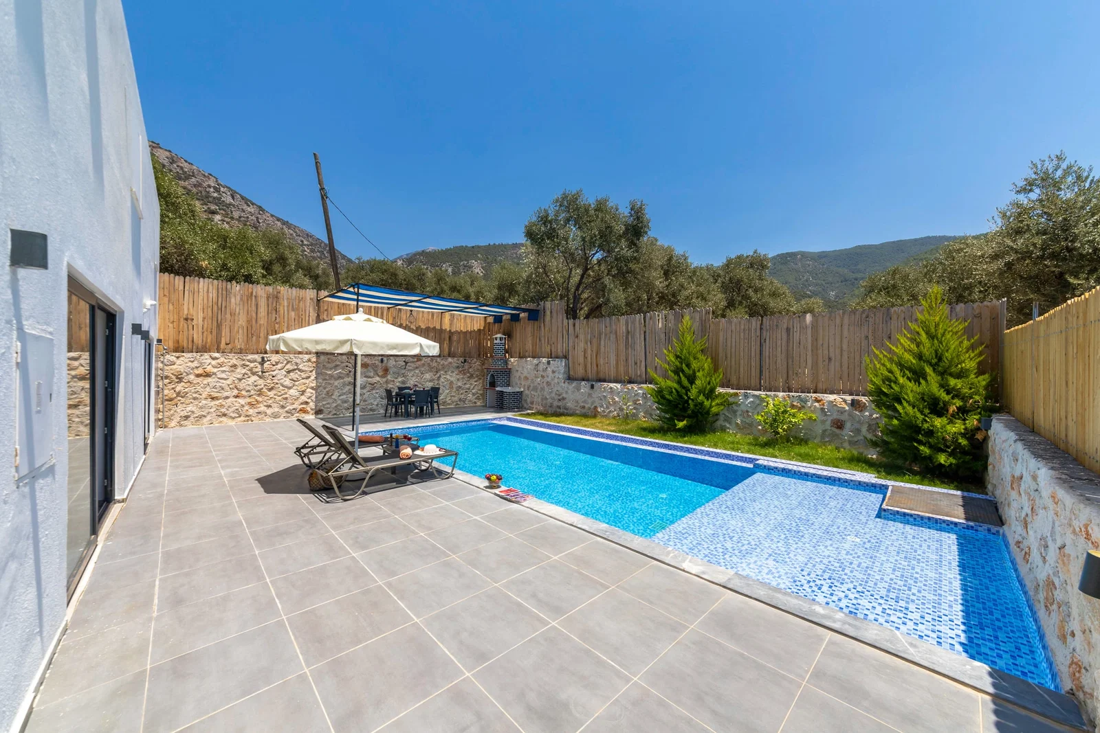 Çayköy’de Balayı Çiftlerine Uygun, Korunaklı Havuzlu, 1 Yatak Odalı, Kiralık Villa