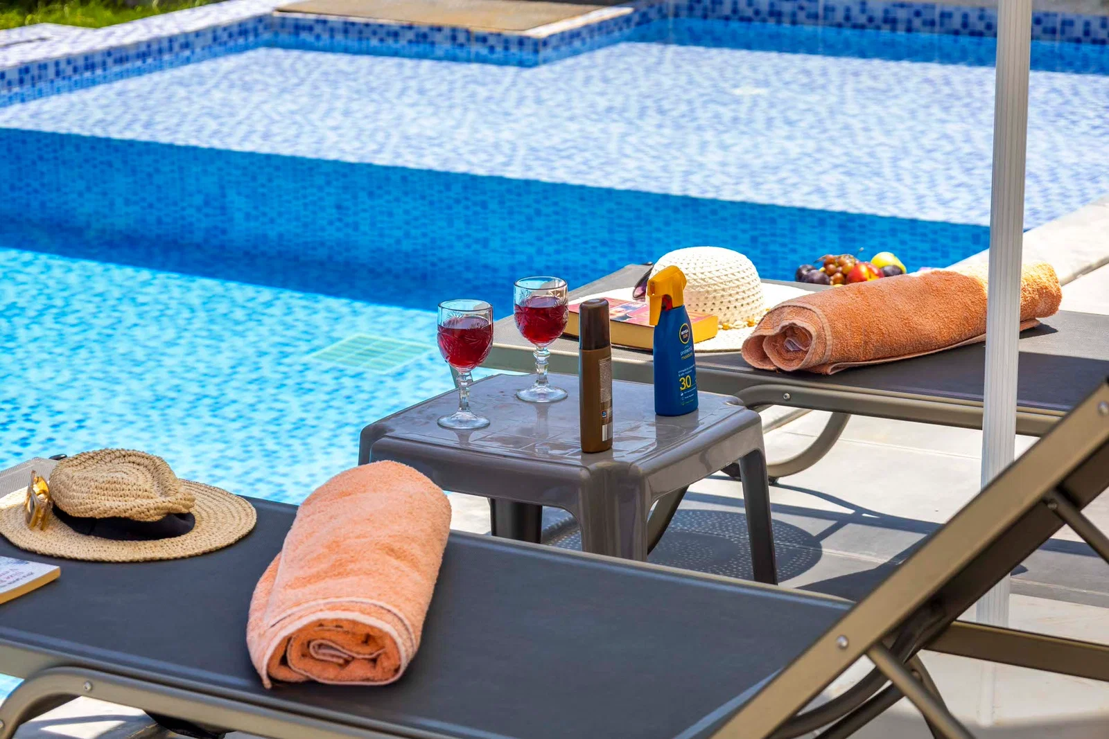 Çayköy’de Balayı Çiftlerine Uygun, Korunaklı Havuzlu, 1 Yatak Odalı, Kiralık Villa