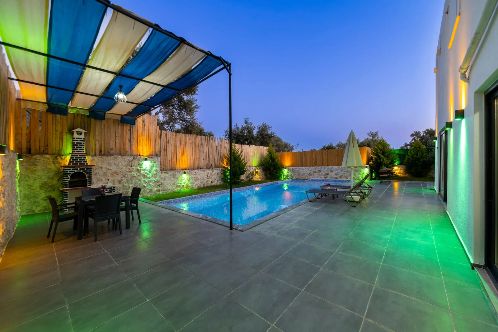 Çayköy’de Balayı Çiftlerine Uygun, Korunaklı Havuzlu, 1 Yatak Odalı, Kiralık Villa