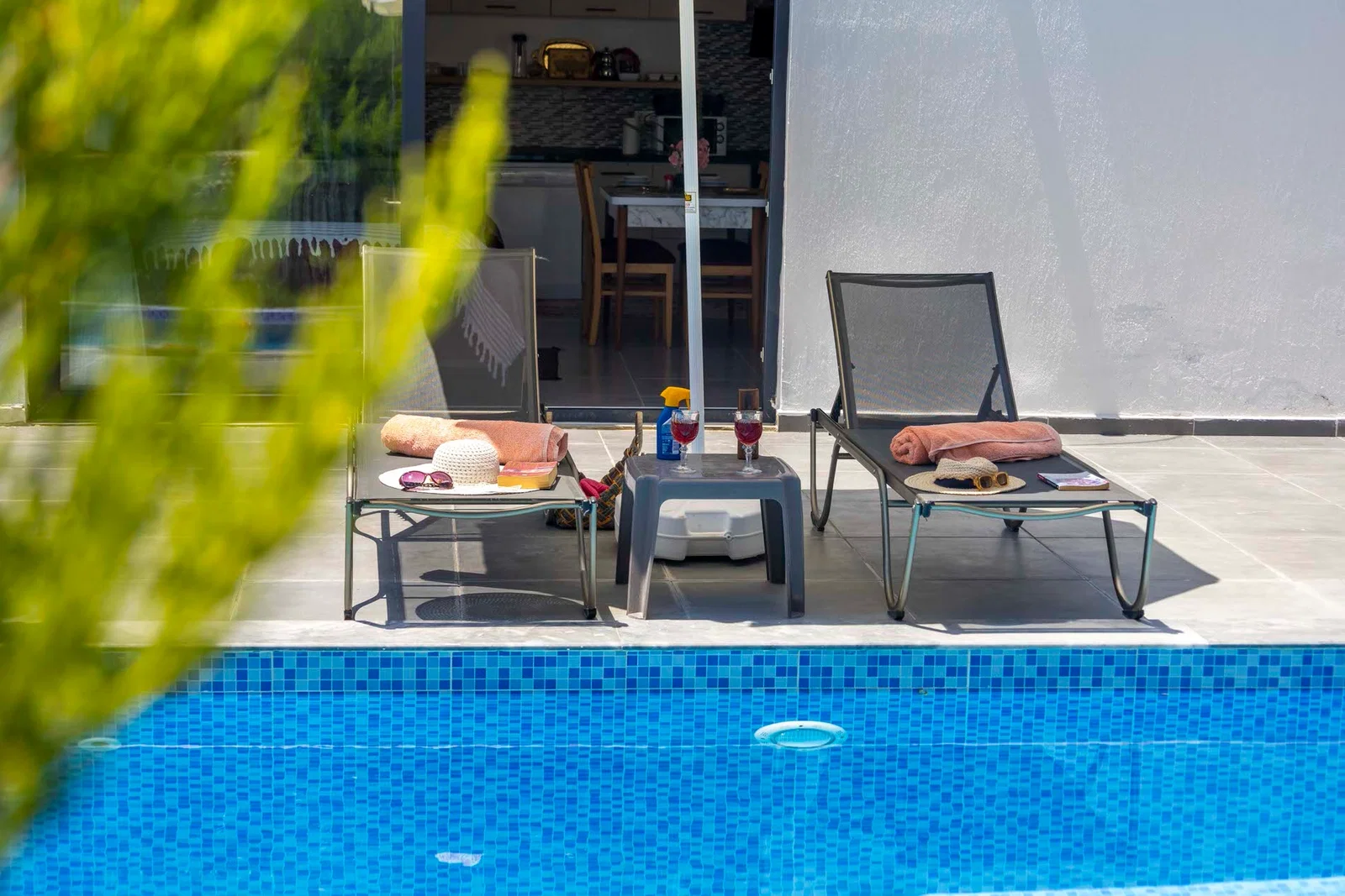 Çayköy’de Balayı Çiftlerine Uygun, Korunaklı Havuzlu, 1 Yatak Odalı, Kiralık Villa