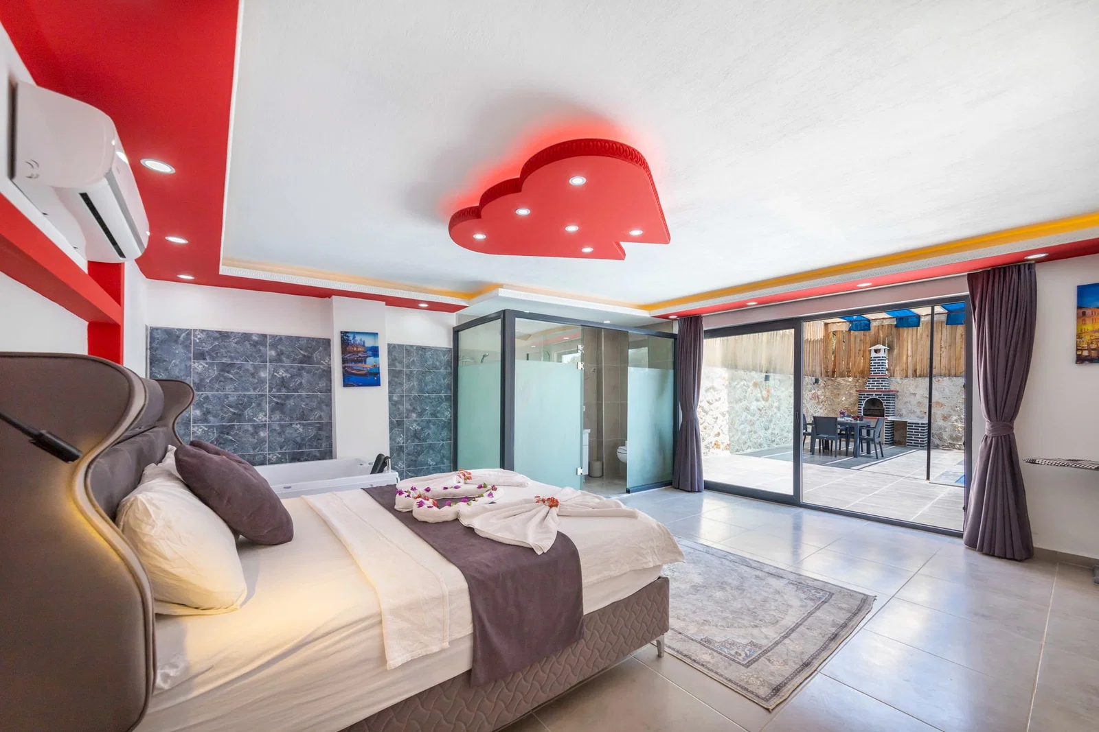 Çayköy’de Balayı Çiftlerine Uygun, Korunaklı Havuzlu, 1 Yatak Odalı, Kiralık Villa
