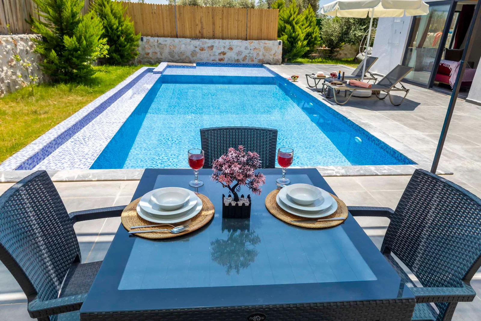 Çayköy’de Balayı Çiftlerine Uygun, Korunaklı Havuzlu, 1 Yatak Odalı, Kiralık Villa