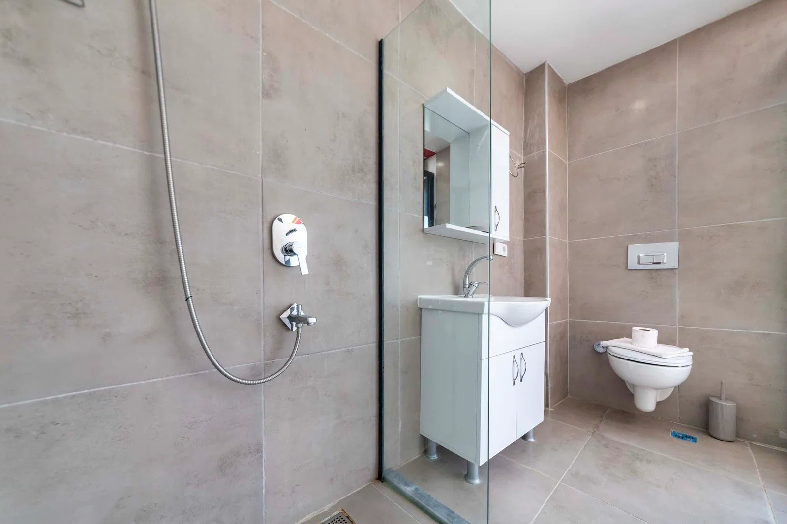 Çayköy’de Balayı Çiftlerine Uygun, Korunaklı Havuzlu, 1 Yatak Odalı, Kiralık Villa