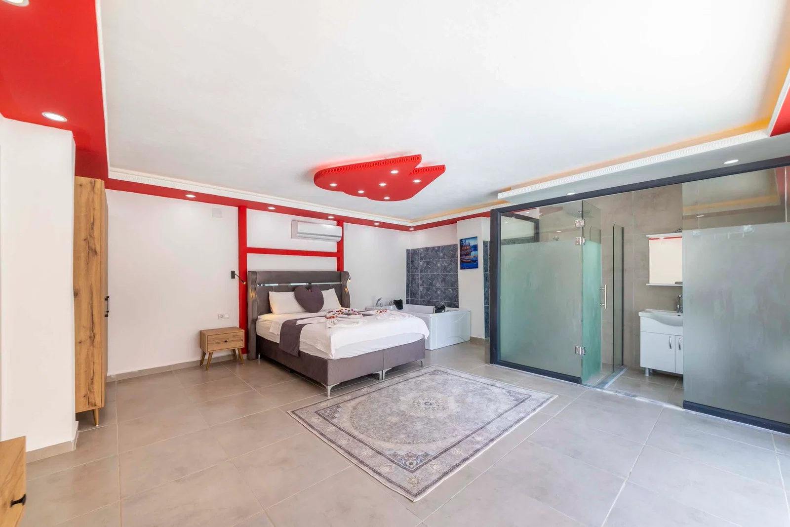 Çayköy’de Balayı Çiftlerine Uygun, Korunaklı Havuzlu, 1 Yatak Odalı, Kiralık Villa