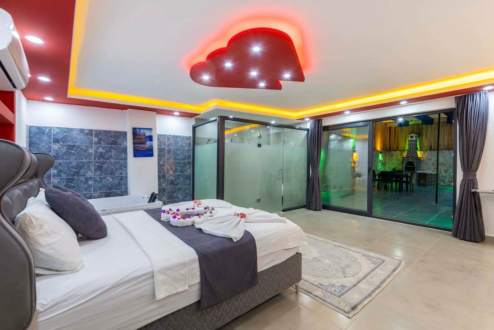 Çayköy’de Balayı Çiftlerine Uygun, Korunaklı Havuzlu, 1 Yatak Odalı, Kiralık Villa