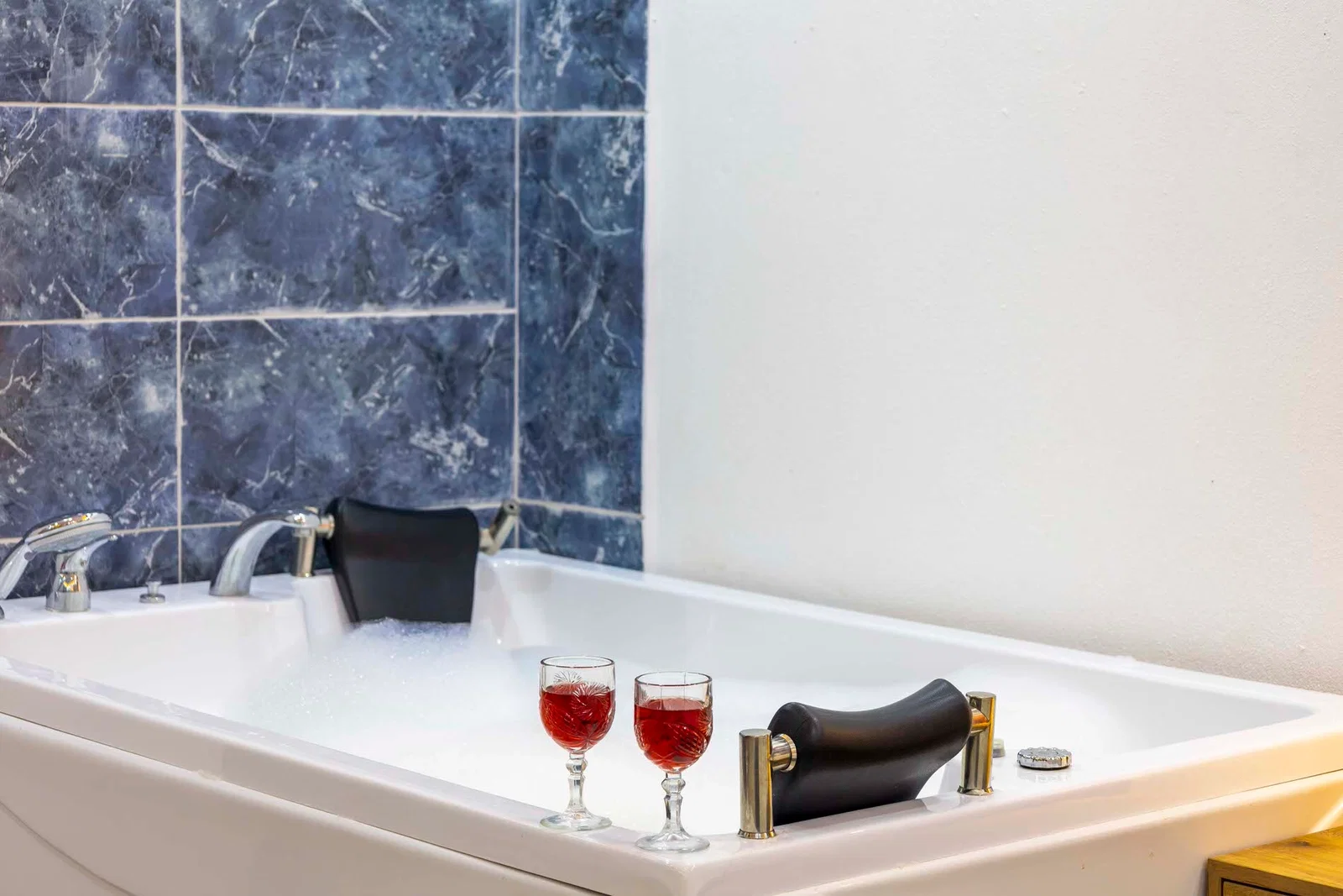 Çayköy’de Balayı Çiftlerine Uygun, Korunaklı Havuzlu, 1 Yatak Odalı, Kiralık Villa