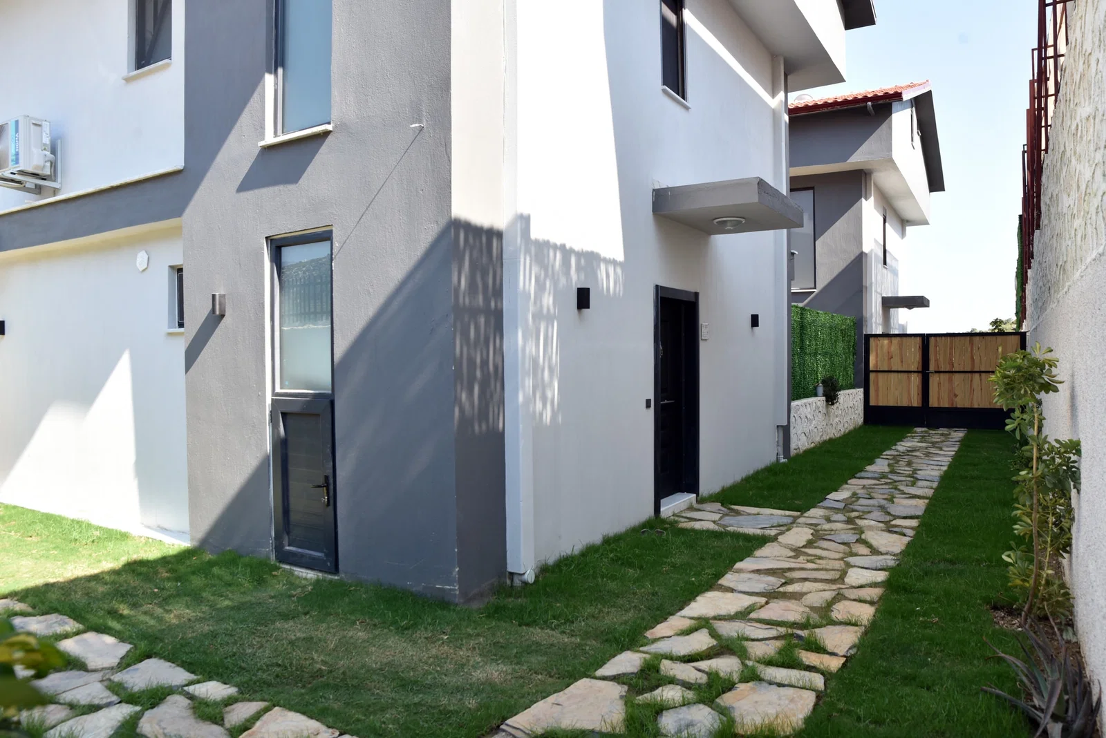 Demre’de Deniz Manzaralı, Korunaklı Havuzlu, Jakuzili, Kiralık Villa
